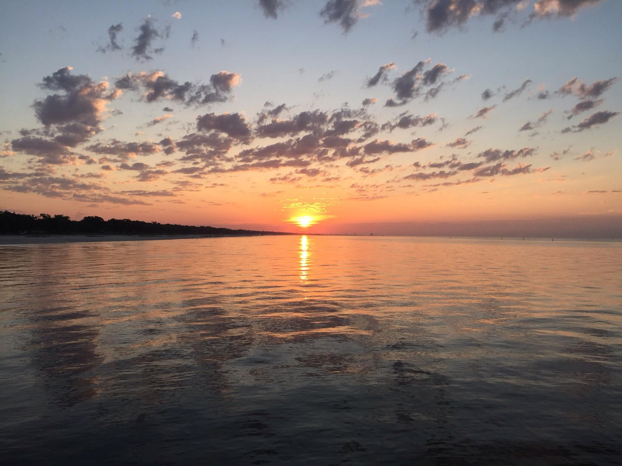 Sunrise this morning over the Gulf Coast (OC) [3264x2448] r/EarthPorn