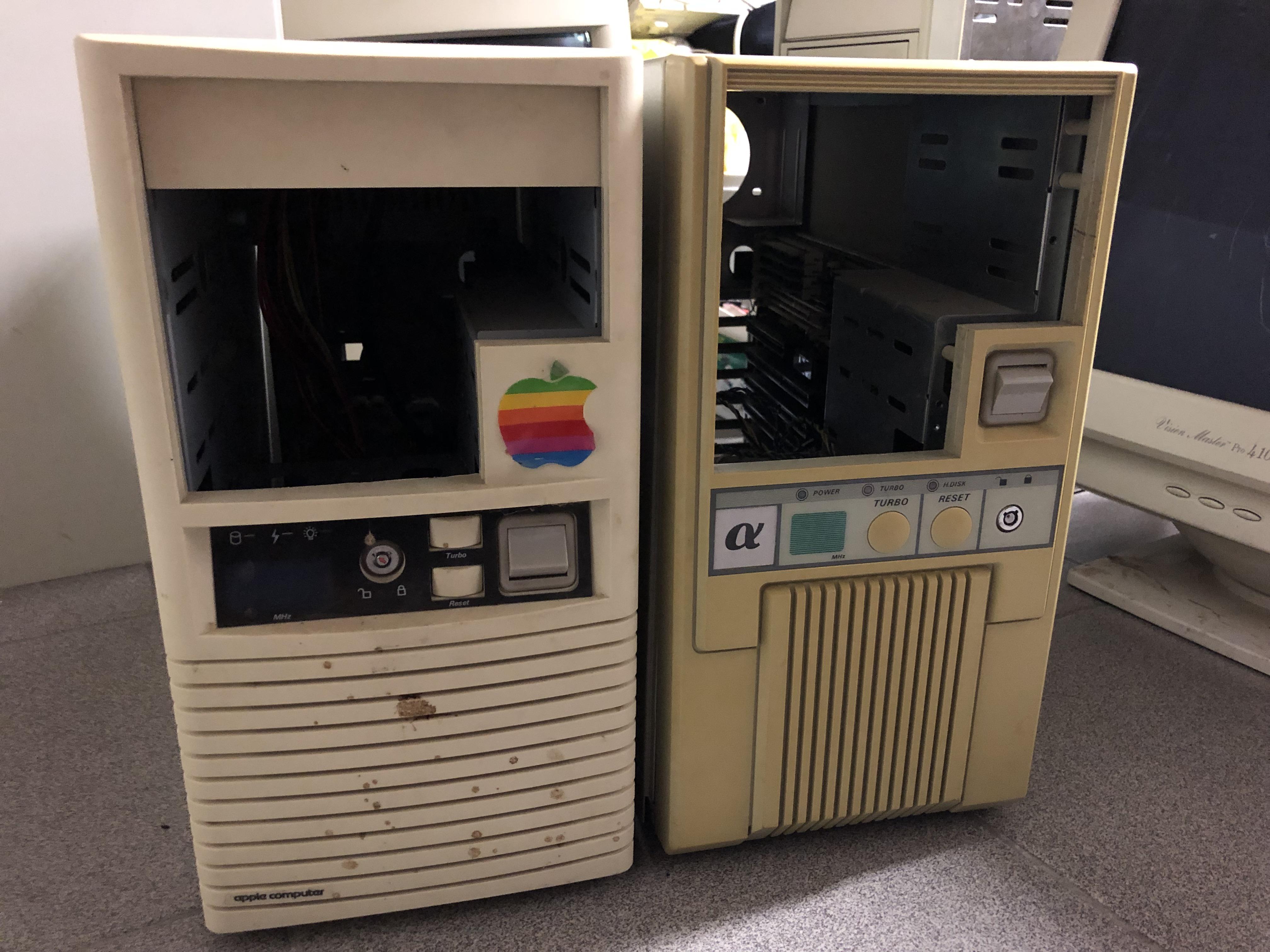 A very old apple computer according to the seller. But hey, I’m not complaining. Desktop cases