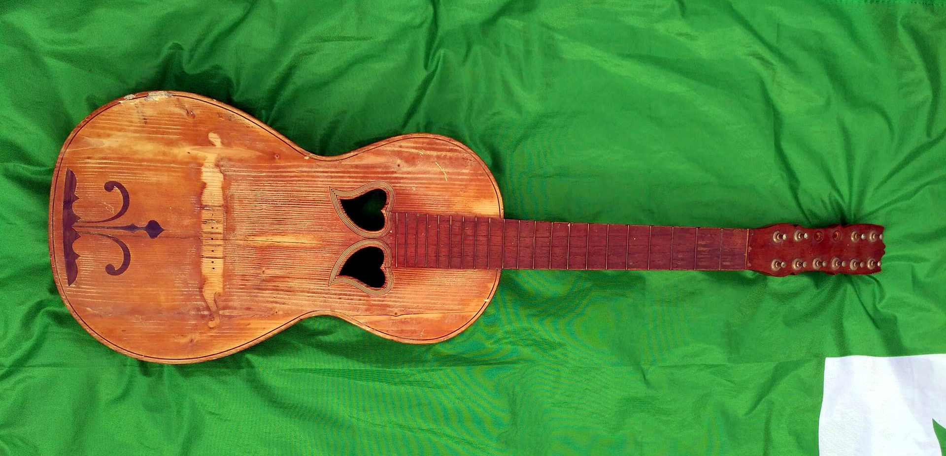 Antique viola da terra [1920x927] r/InstrumentPorn