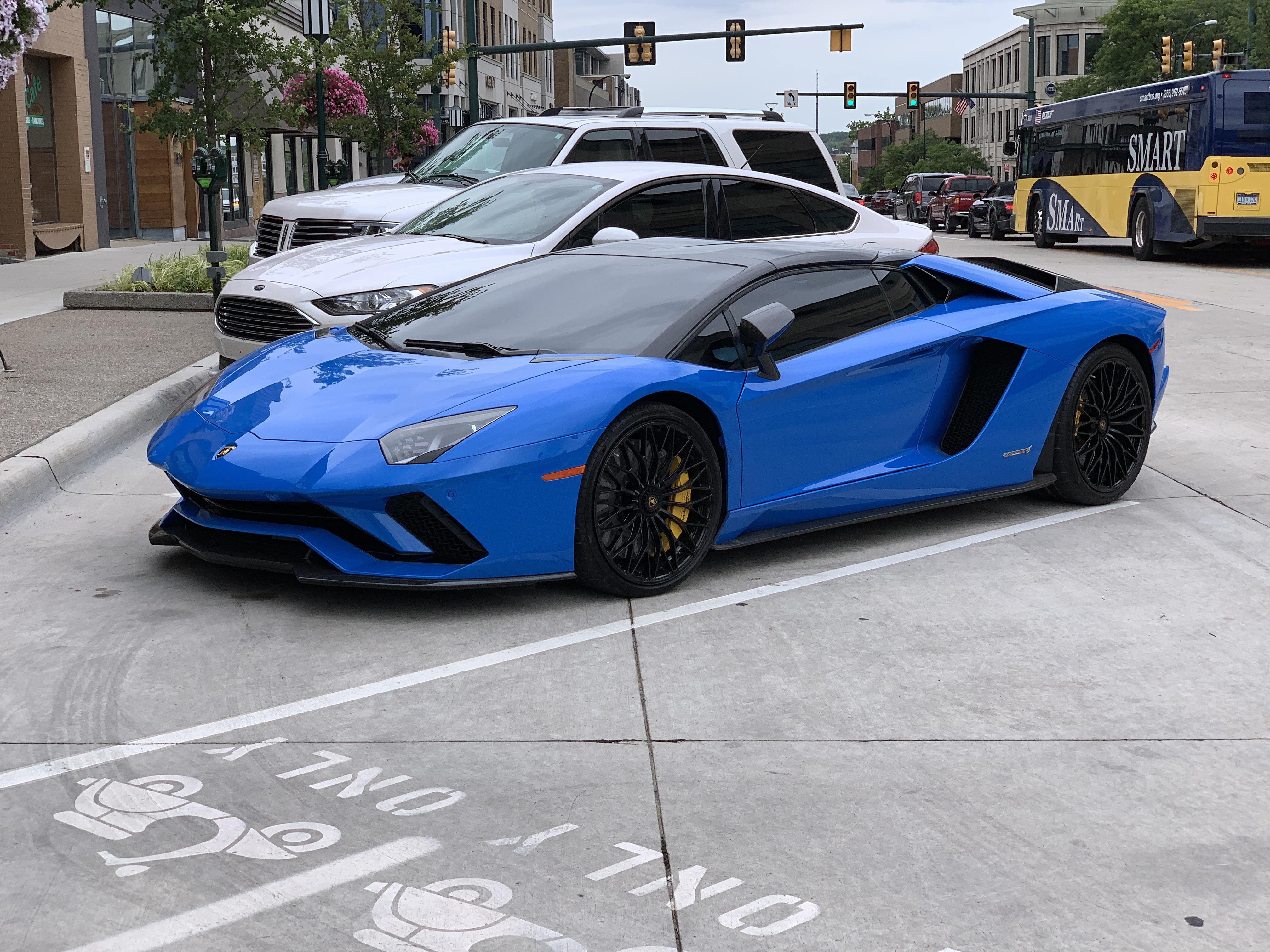 Aventador] spotted in Michigan r/spotted