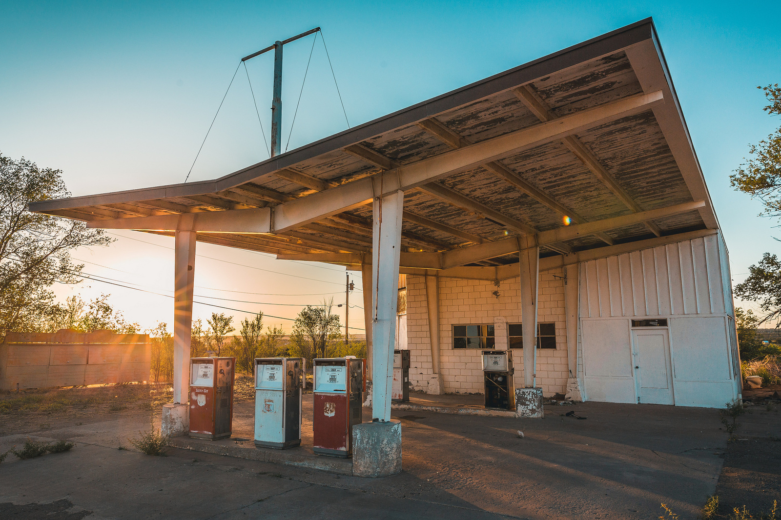 Abandoned gas station in New Mexico. r/urbanexploration