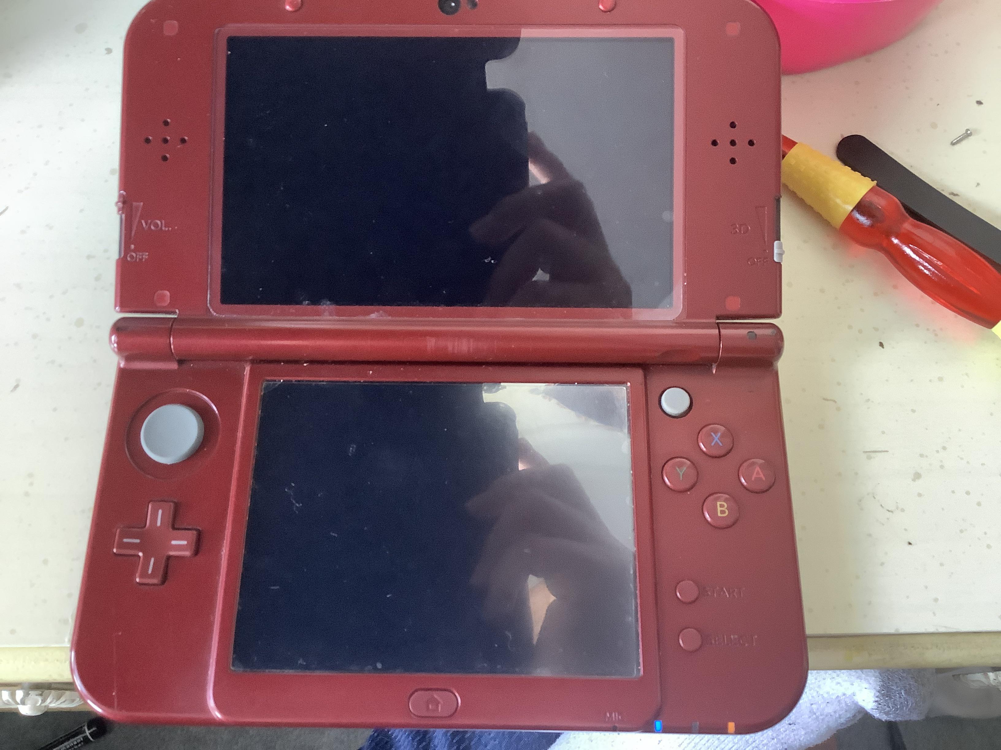 New 3ds xl turns on with both the power, spotpass, and WiFi light