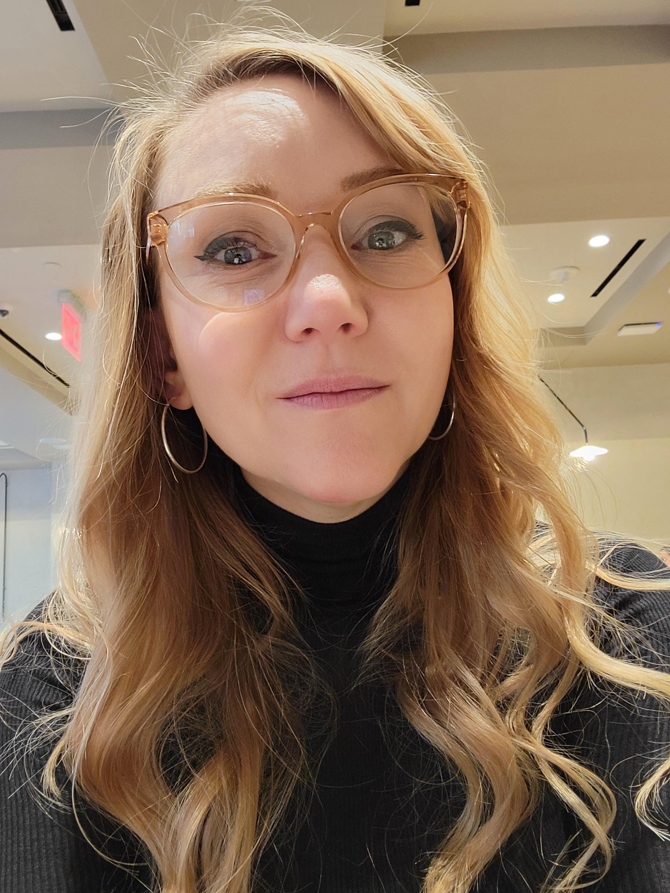 Are Milfs in glasses cute? [F48] : GirlswithGlasses