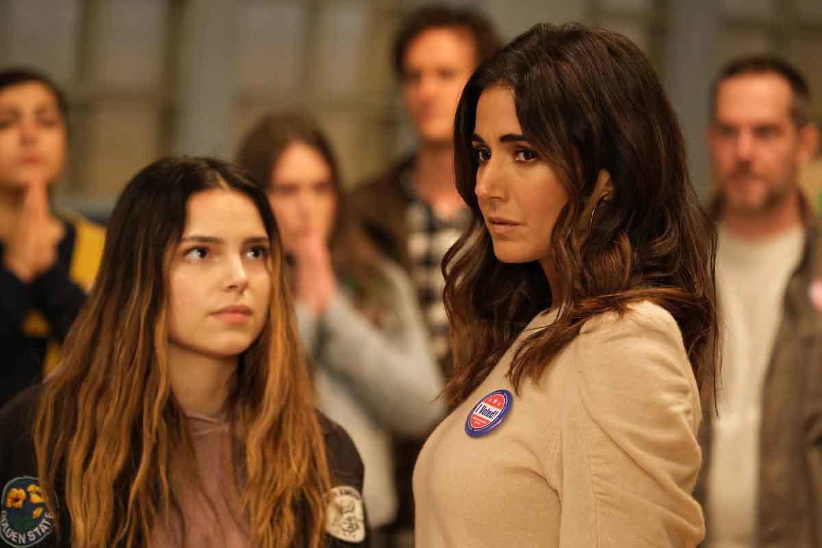 Would you fuck this mother daughter combo in a threesome? : FlarrowPorn