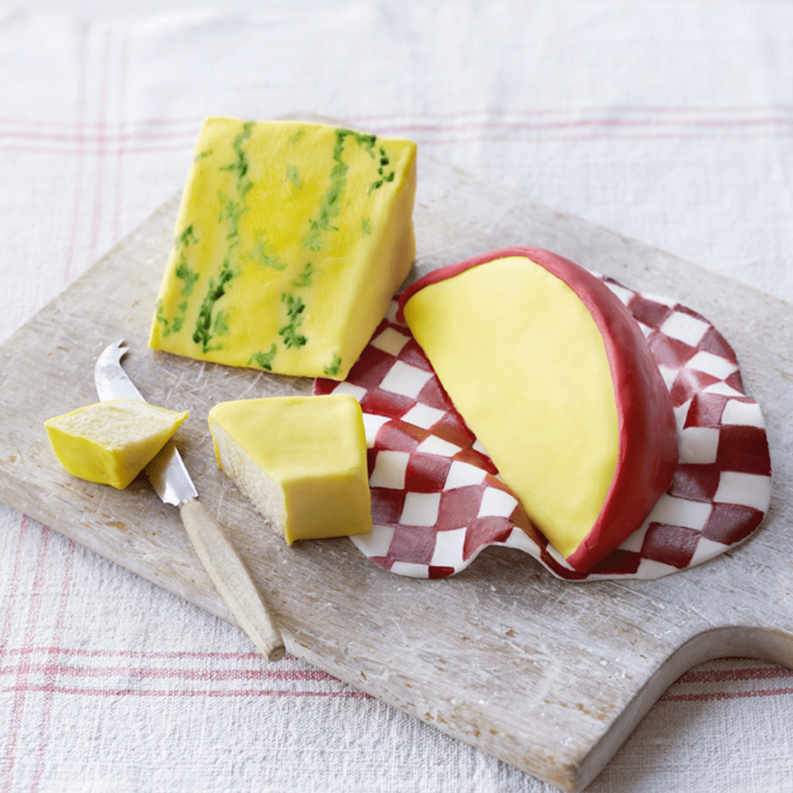 British Bakeoff "Cheeseboard Cake" r/FondantHate
