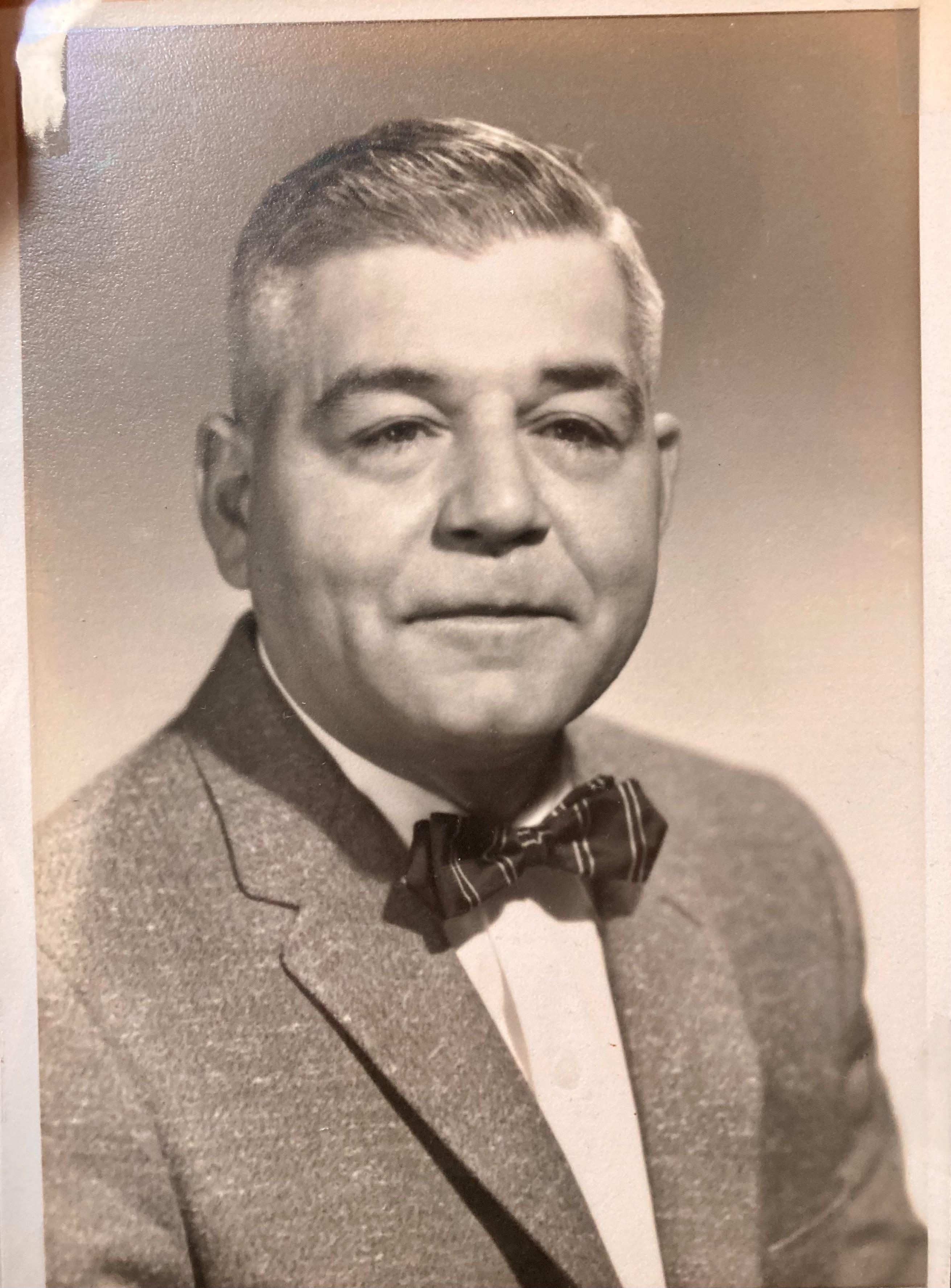 Was pointed here for help IDing date of photo based on clothing