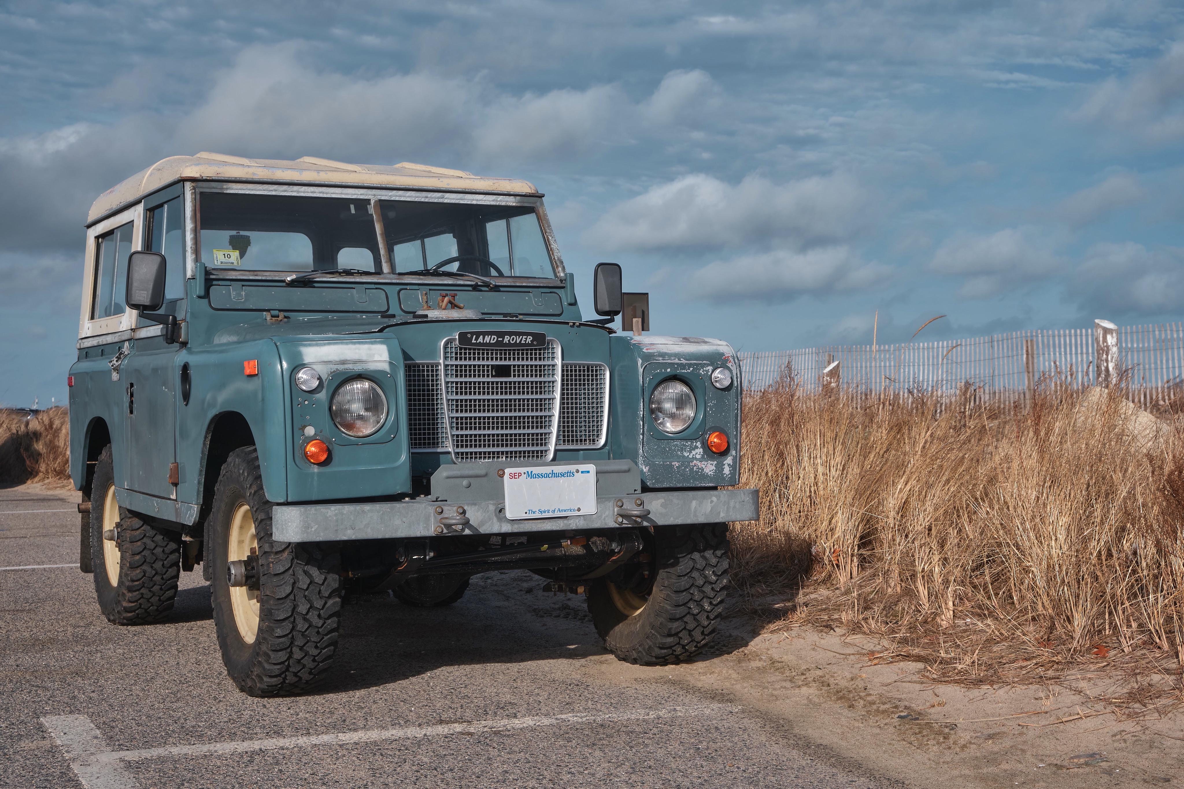 Land Rover on the beach [XT30, 1855mm] r/fujifilm