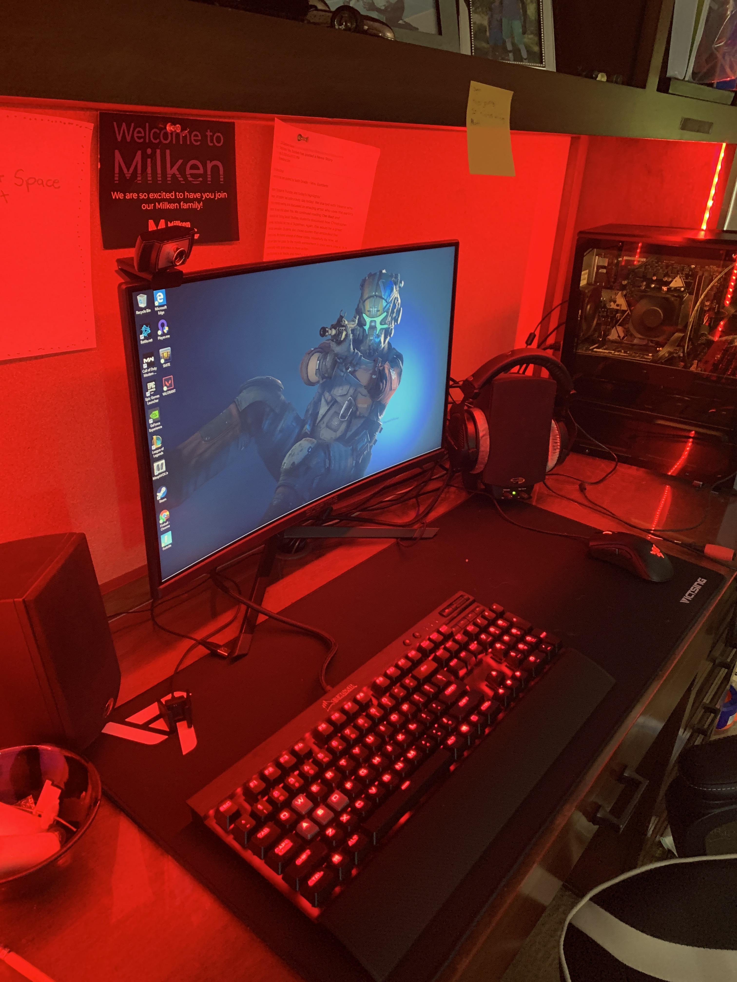 Not the best desk for cable management r/AverageBattlestations