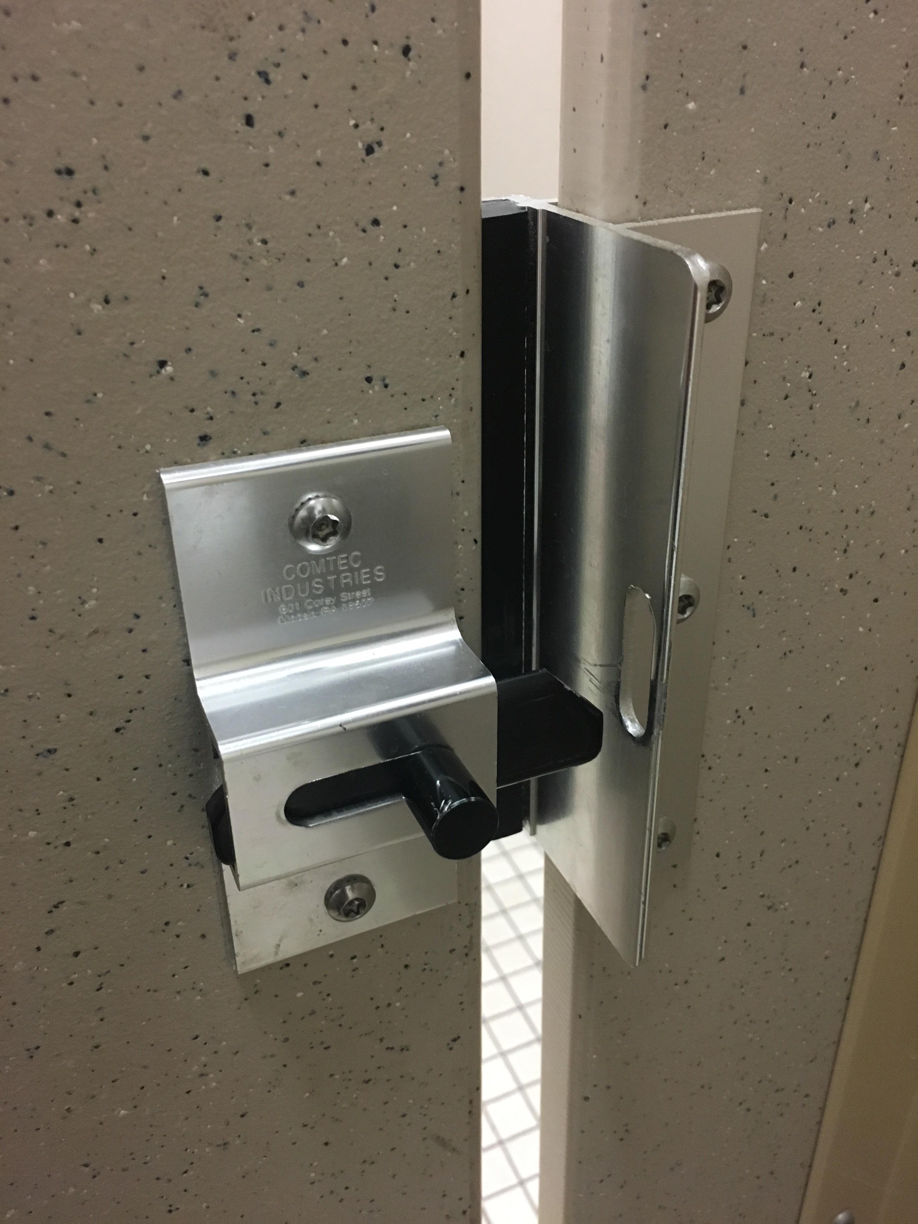 This Bathroom Stall Lock r/CrappyDesign