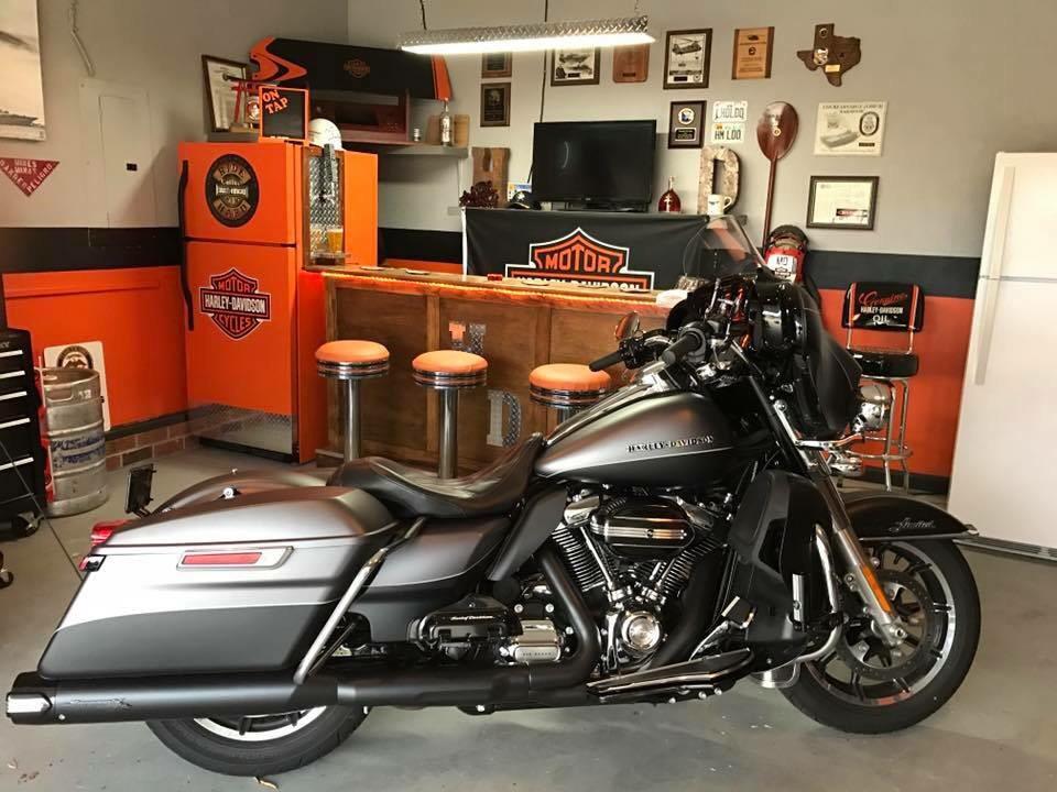 Harley and man cave r/Harley