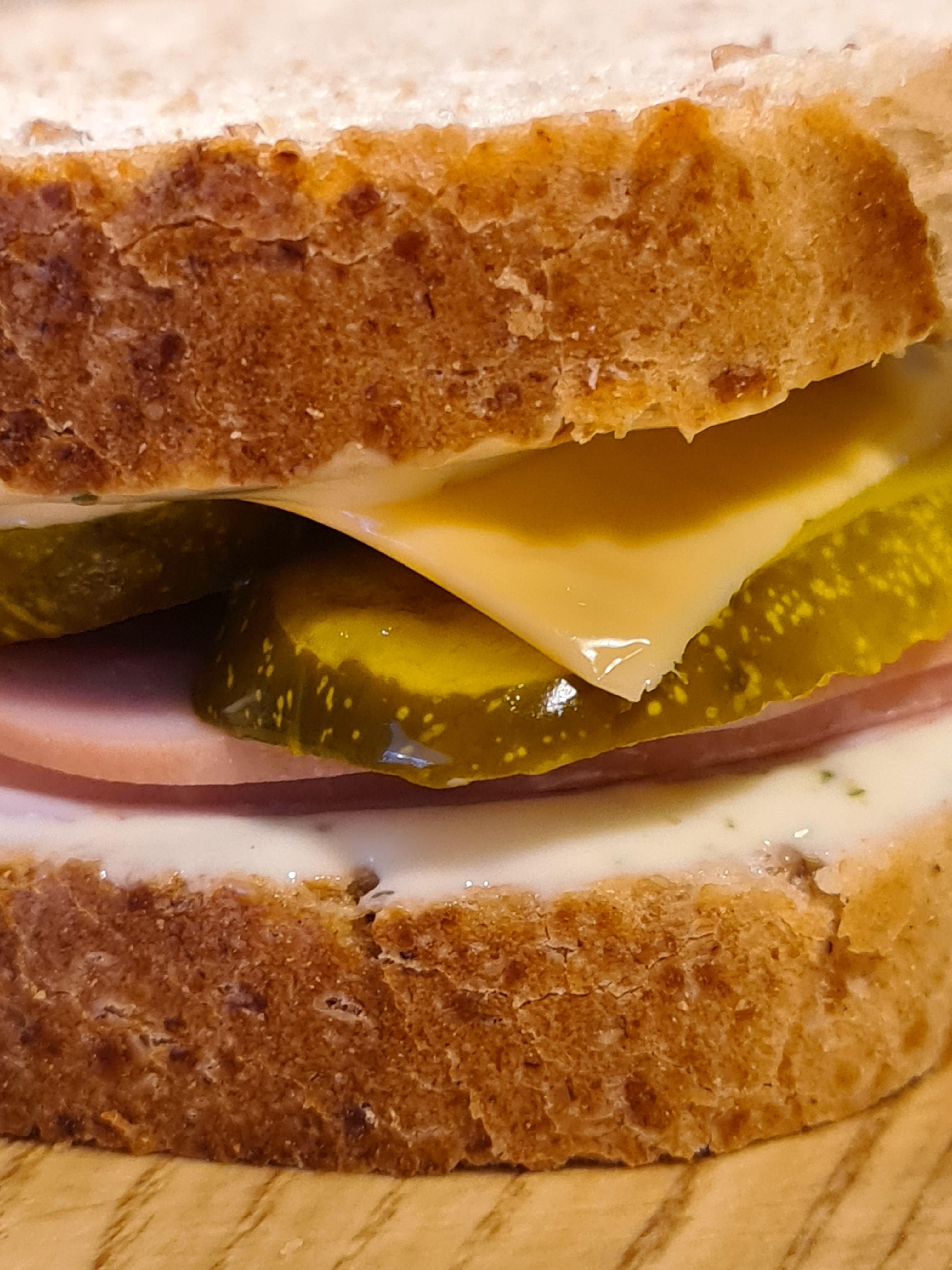Spelta bread, garlic sauce, two slices of ham pickles and cheddar