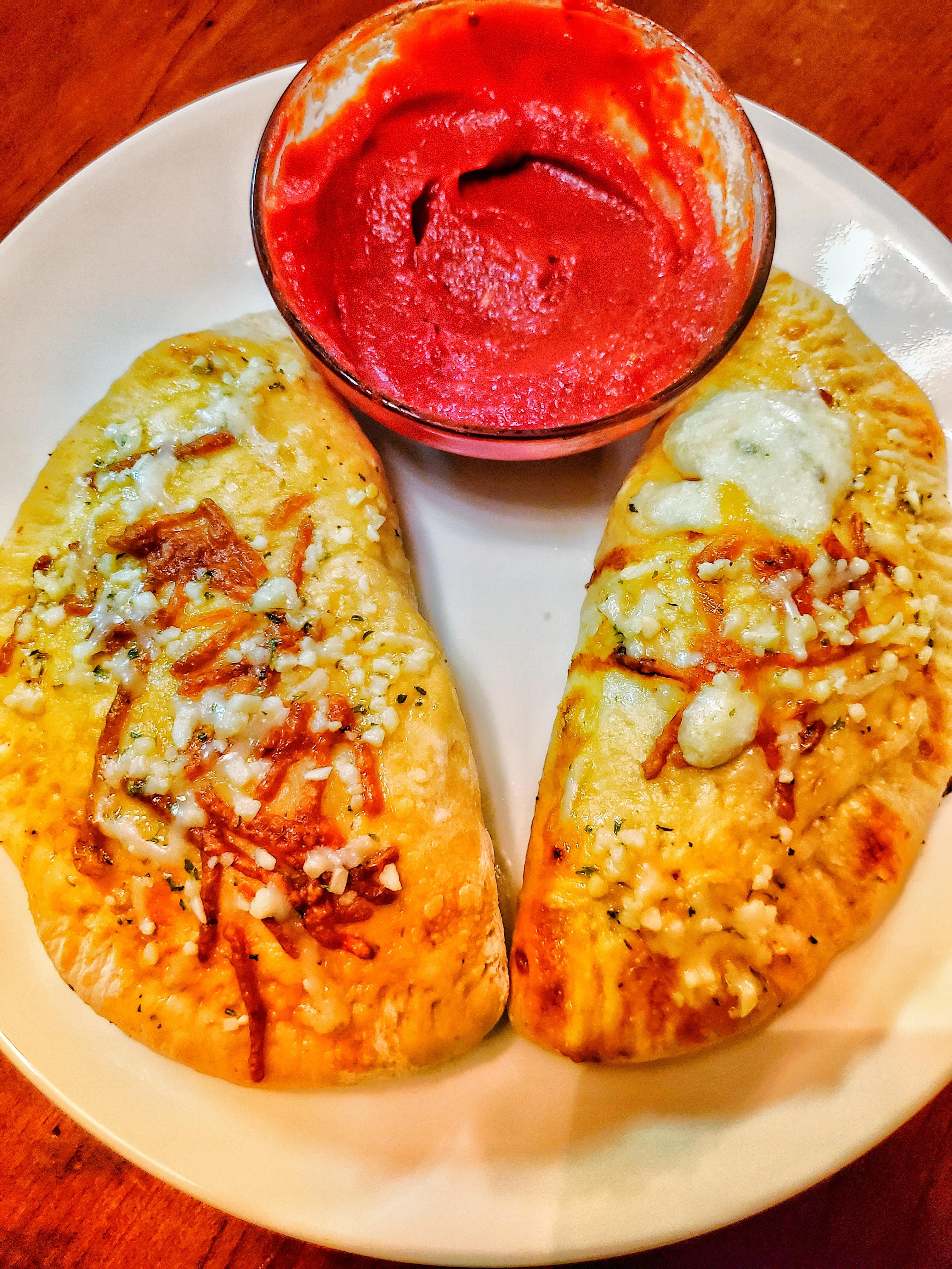 [HOMEMADE] Ricotta, Mozzarella and Parmesan Cheese Calzones with Garlic