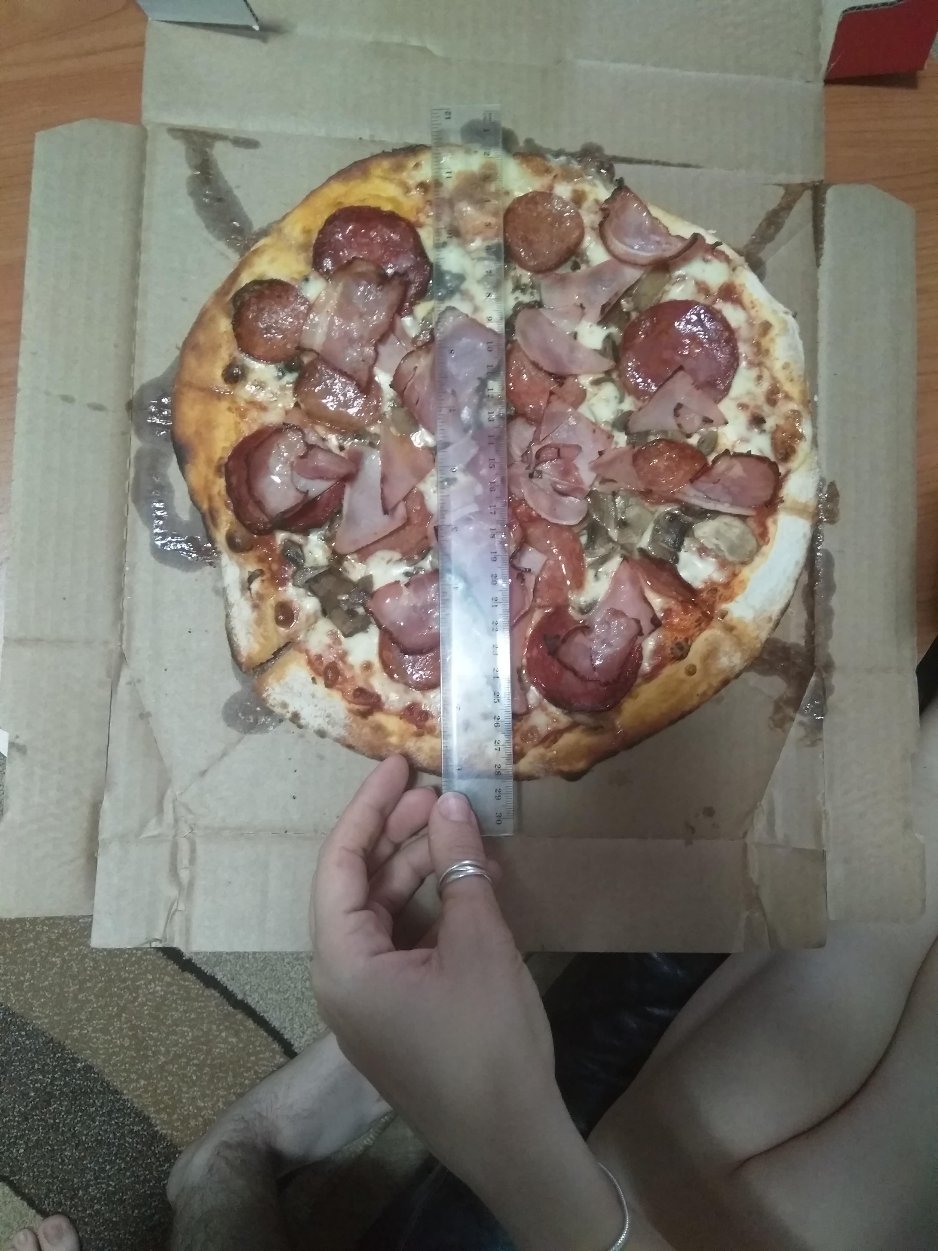 This pizza was supposed to be 30 cm. It was less than half a centimeter