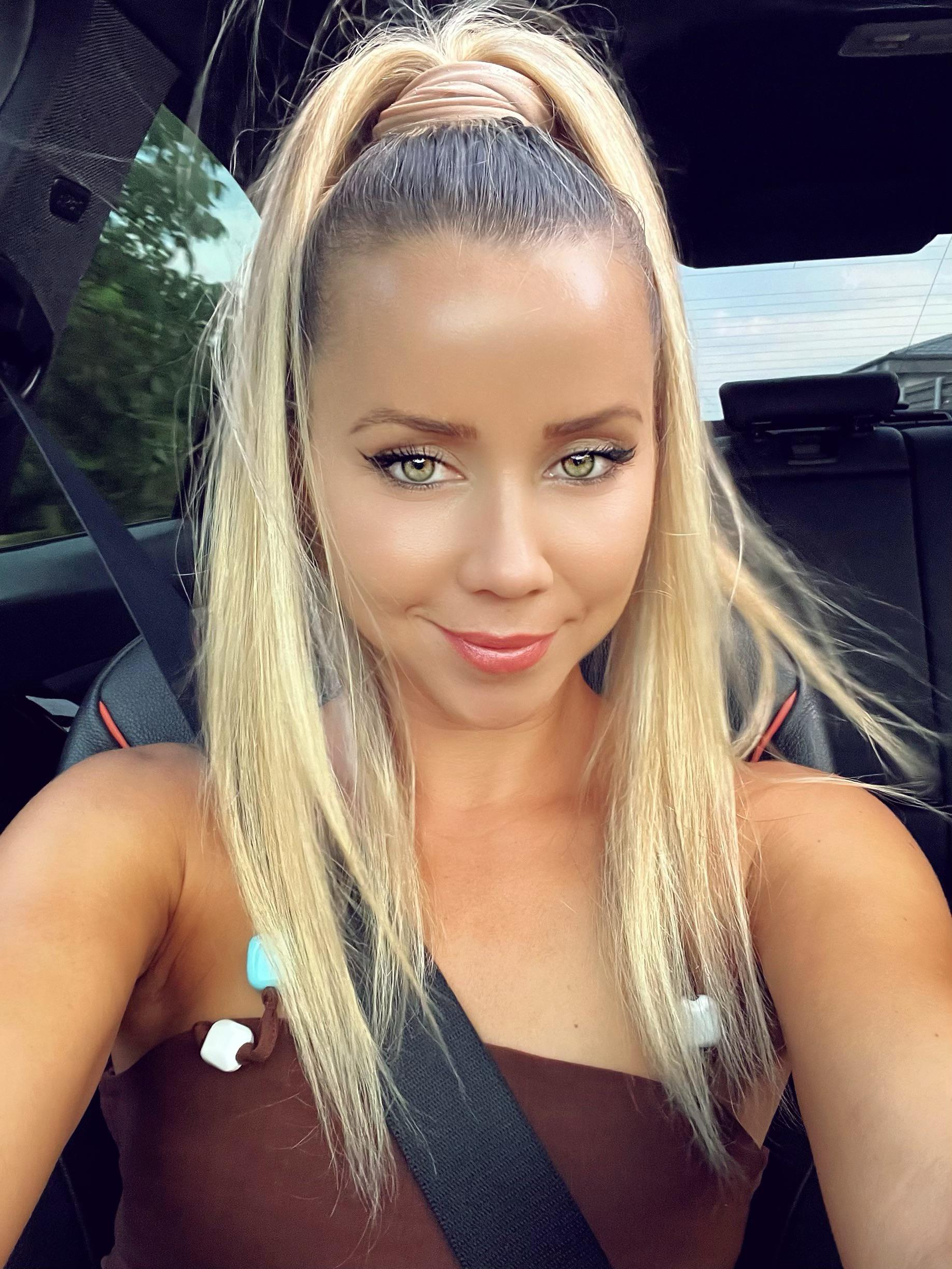 Hello : Blonde_Bombshells