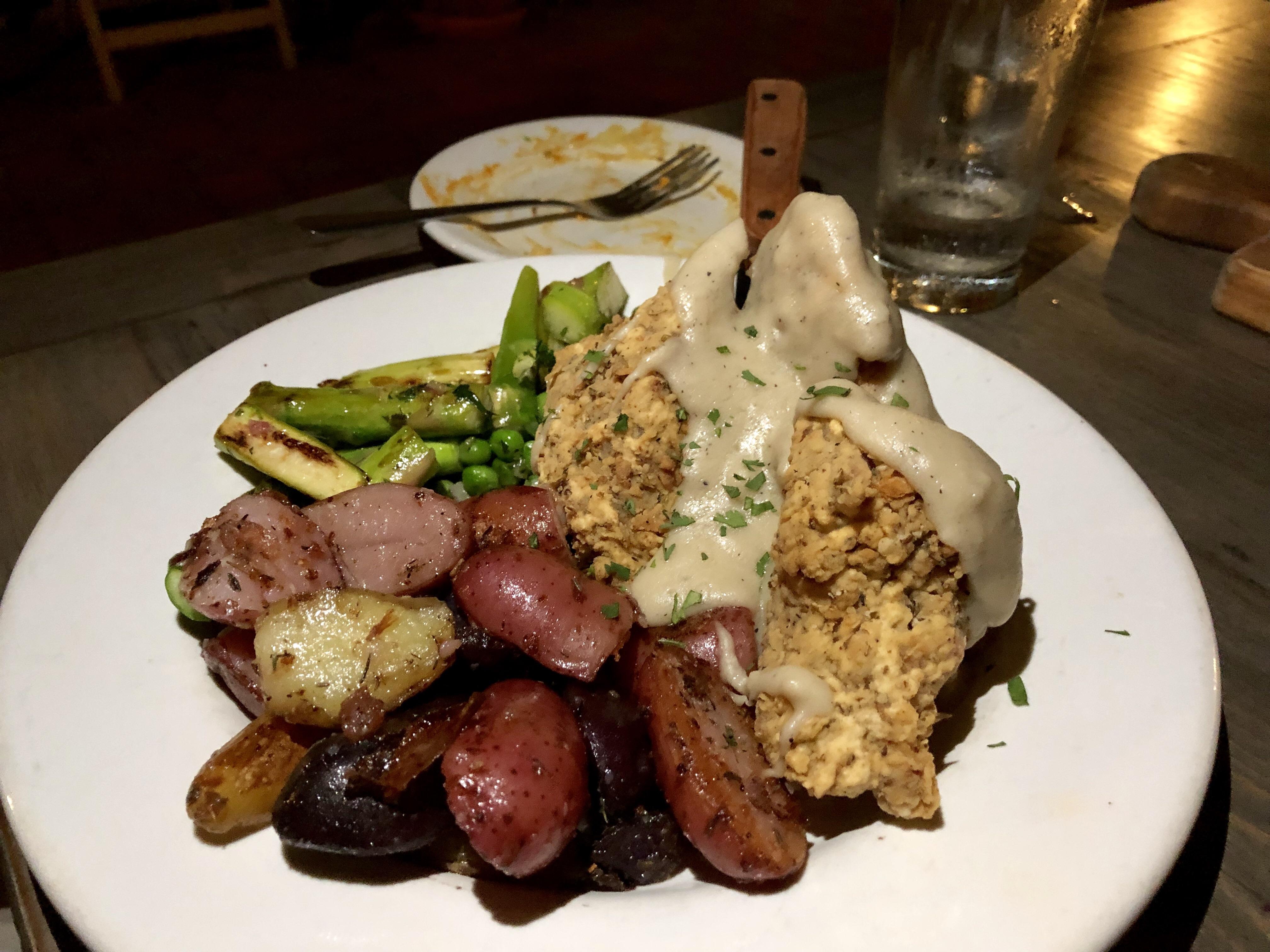 Hillcountry “chicken” & gravy at Beer Plant in Austin, TX r/VeganFoodPorn