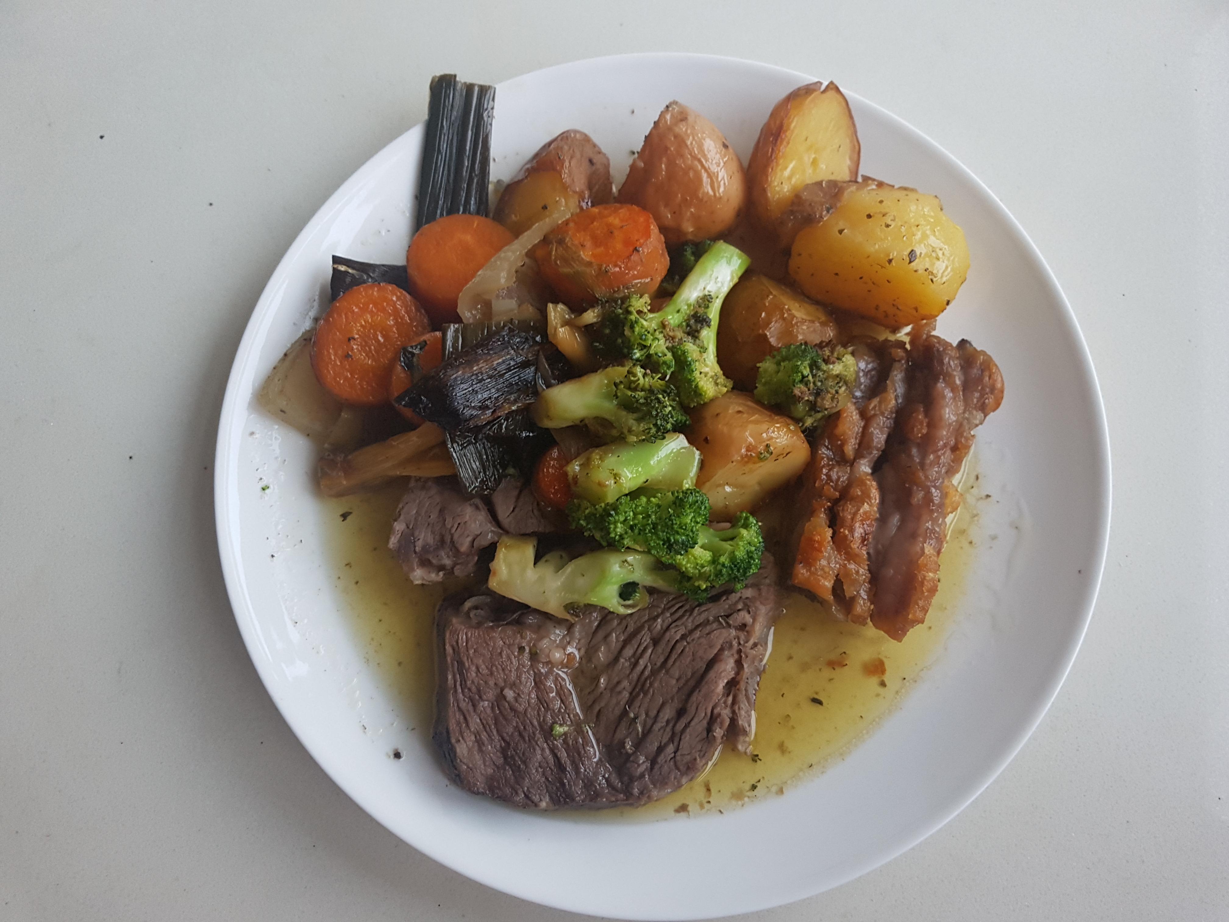 [Homemade] Slow cooked roast beef, crispy roast potatoes, mixed roast