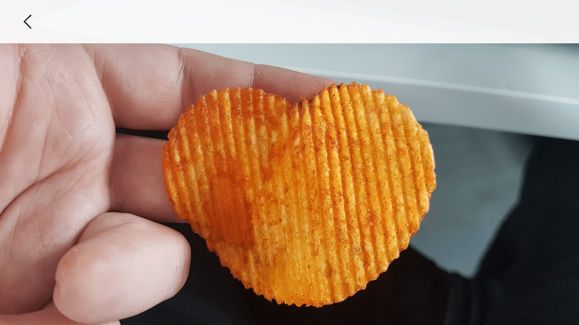 This potato chip has the shape of a heart r/mildlyinteresting