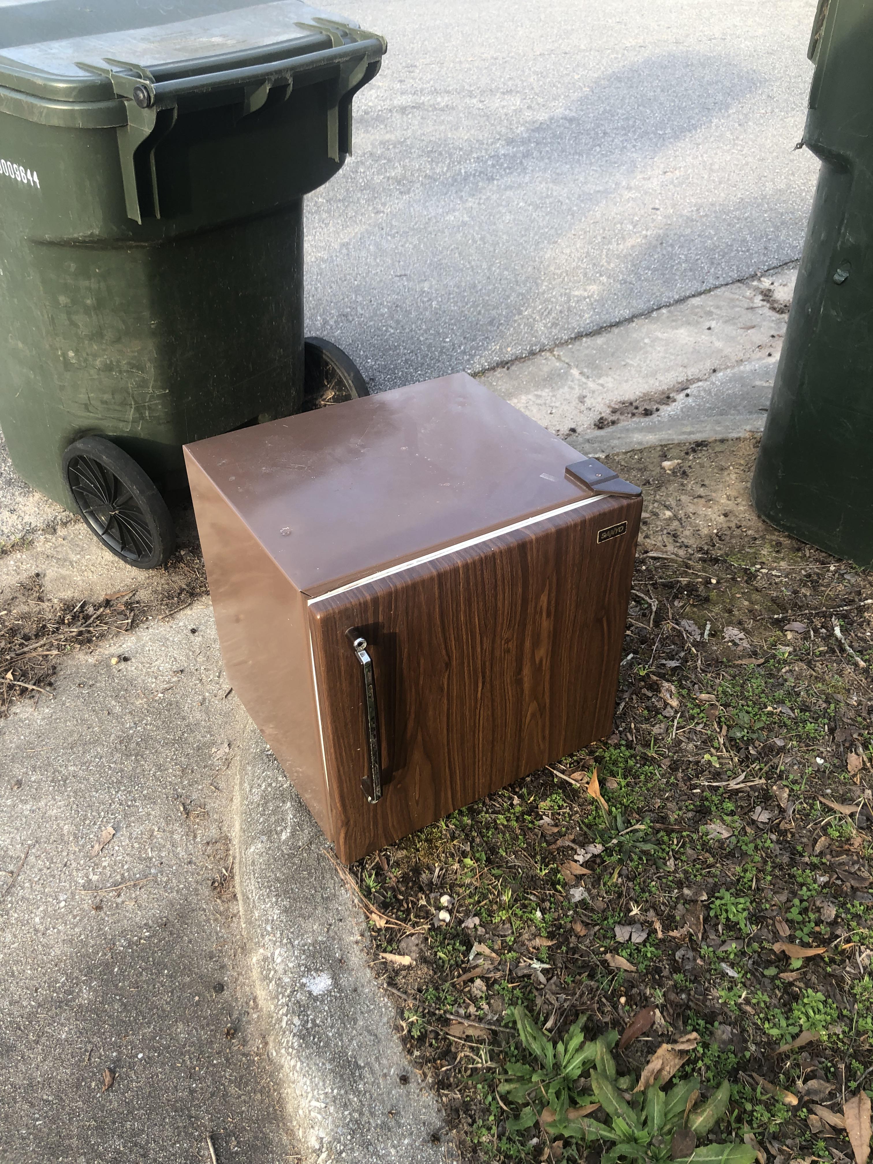 curb alert mini fridge. works perfectly, just needs cleaning on the