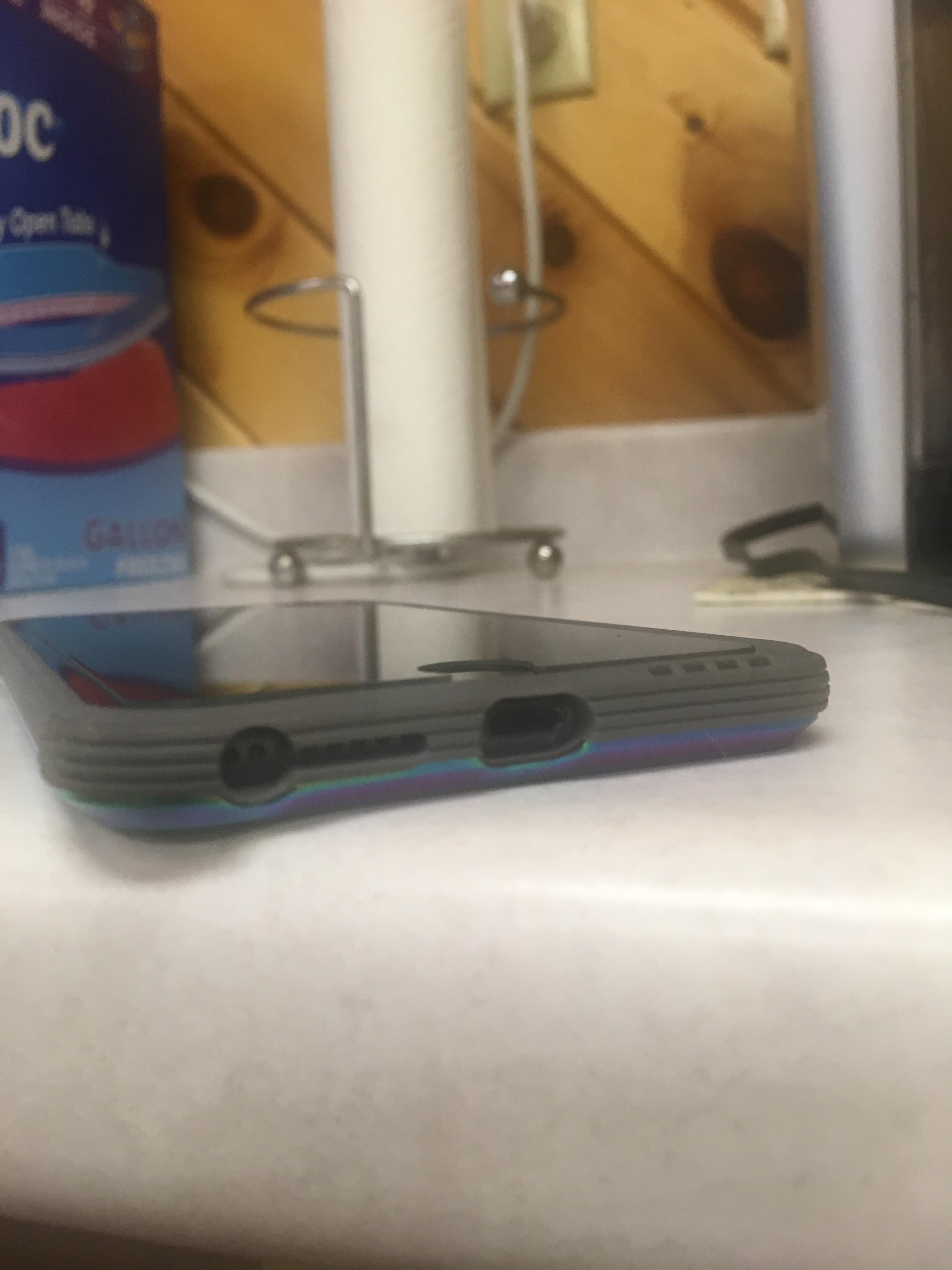 My friend has an iPhone 8+ case and it has a headphone jack slot r/CrappyDesign