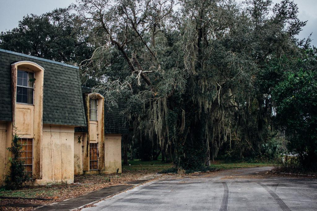 Abandoned apartments in Crystal River, Florida [OC] [1500x1000] r