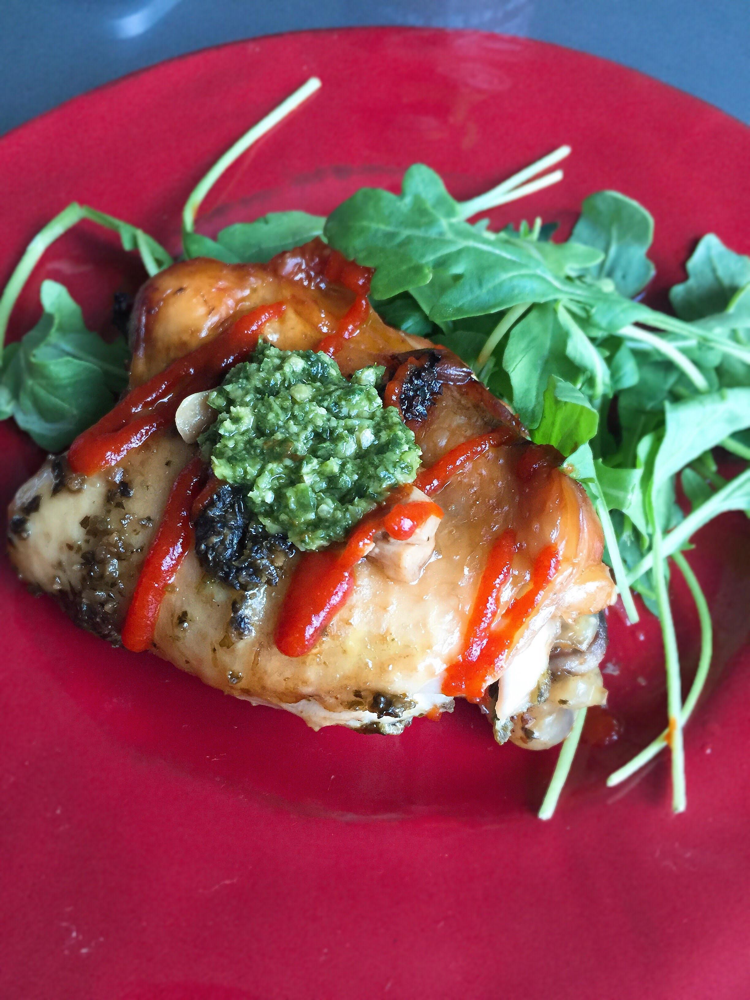 Slowcooked chicken thighs with an asian pesto and sriracha [Homemade
