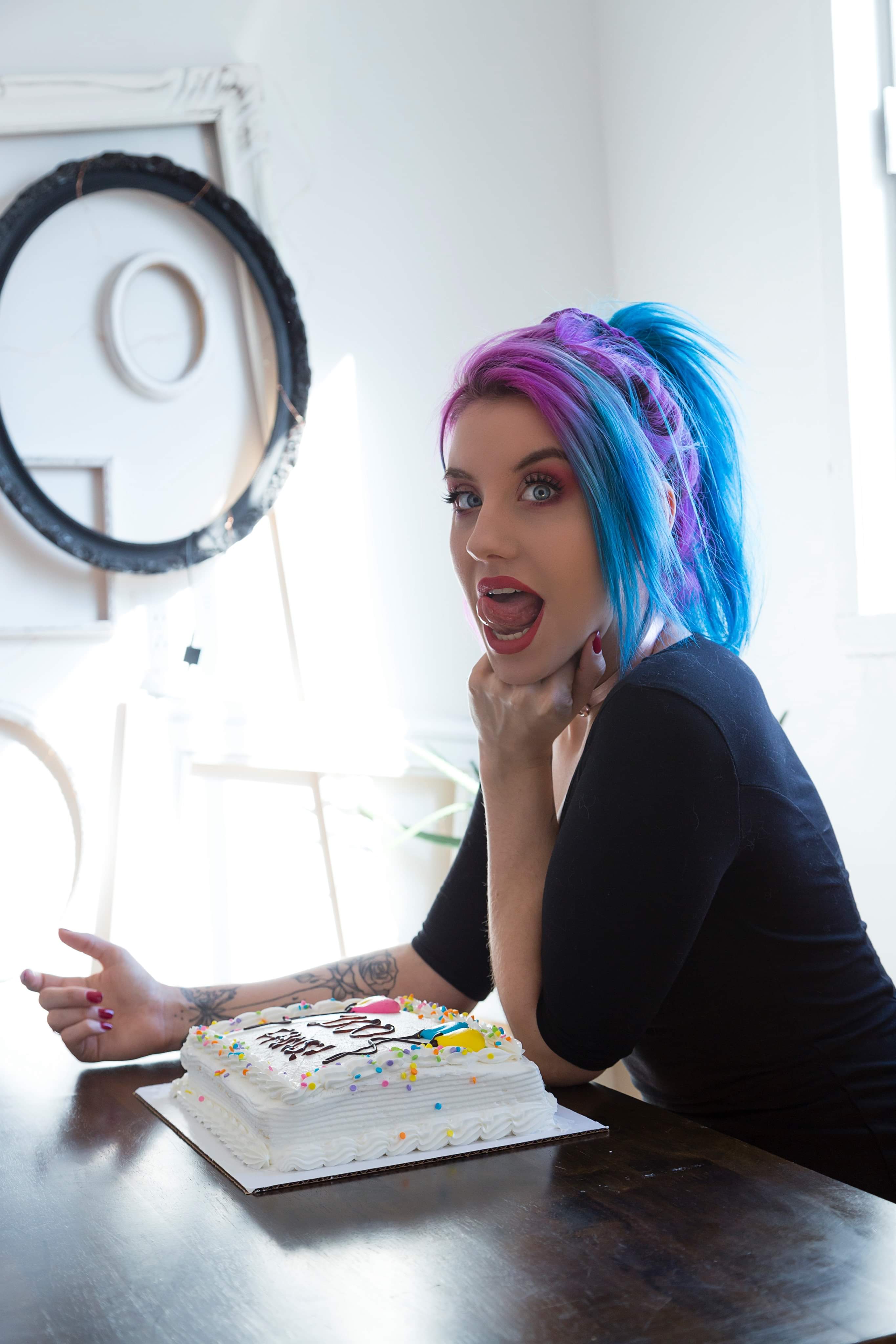 Only 1 subscription and I send a FREE cakesitting video to all my fans