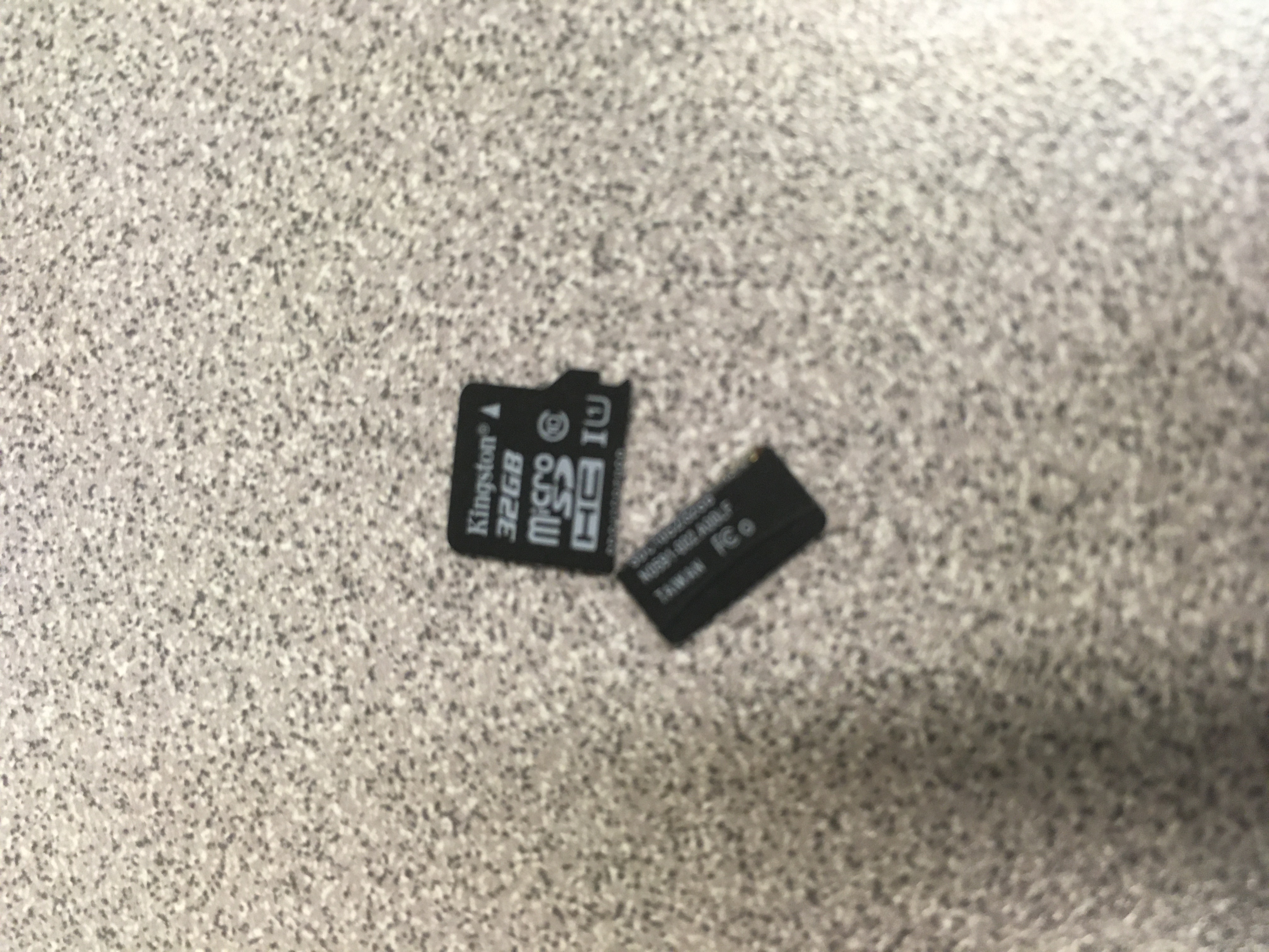 Bent SD card snapped In half r/hardwaregore