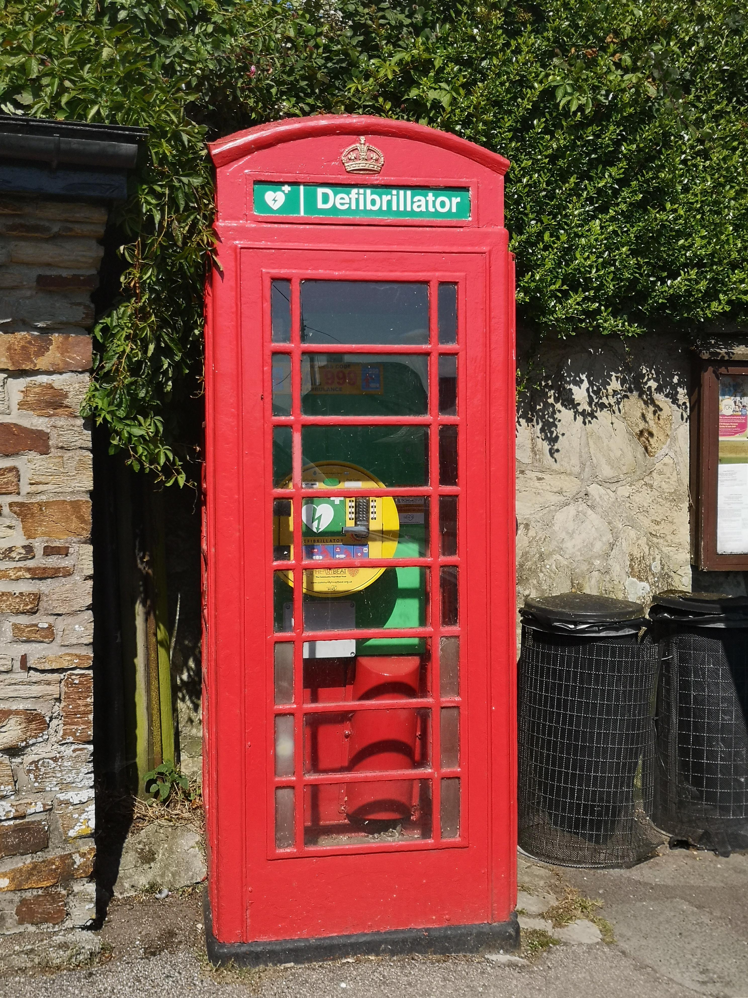 This old phone box converted to hold a defibrillator. r/mildlyinteresting