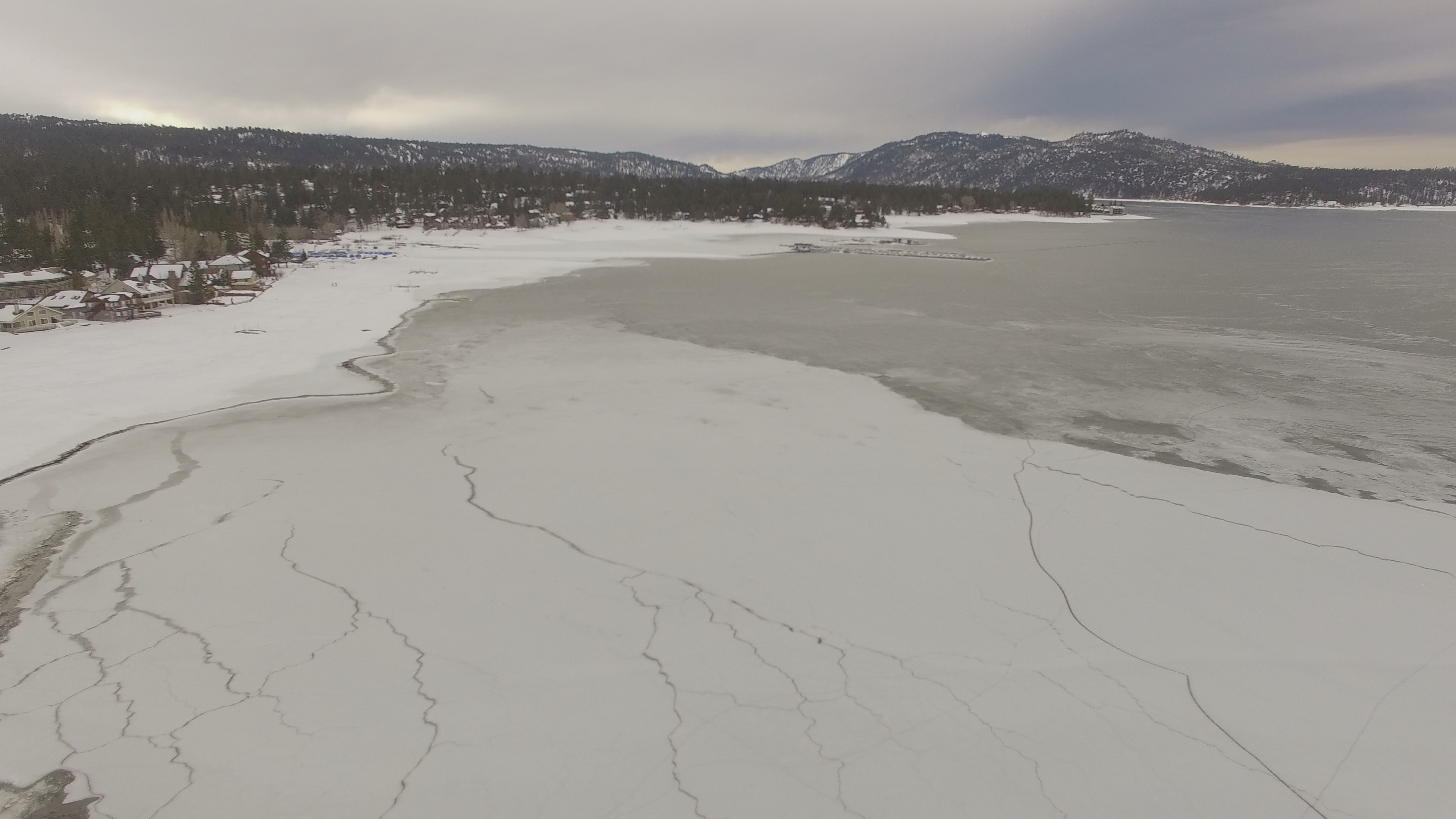 Frozen lake Big Bear Lake, CA [OC] [3840x2160] winterporn