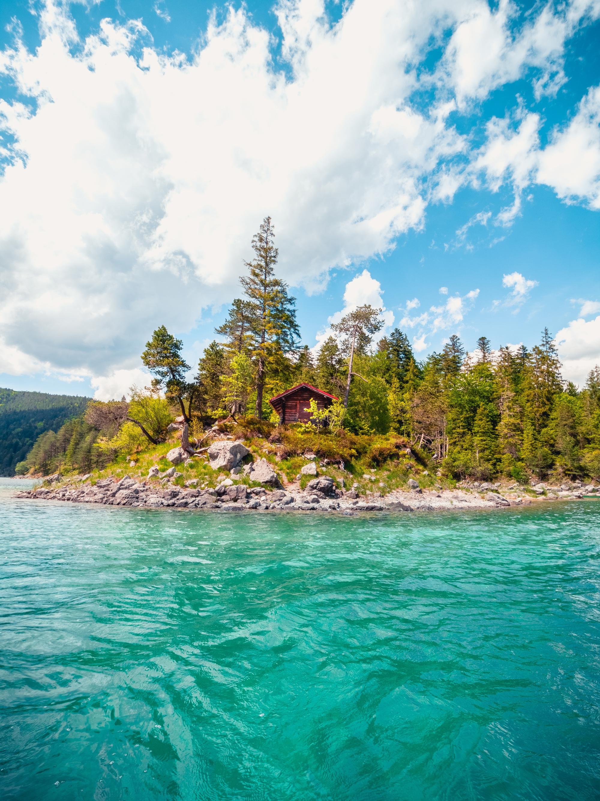 Found this small cabin on a small island in the middle of Lake Eibsee