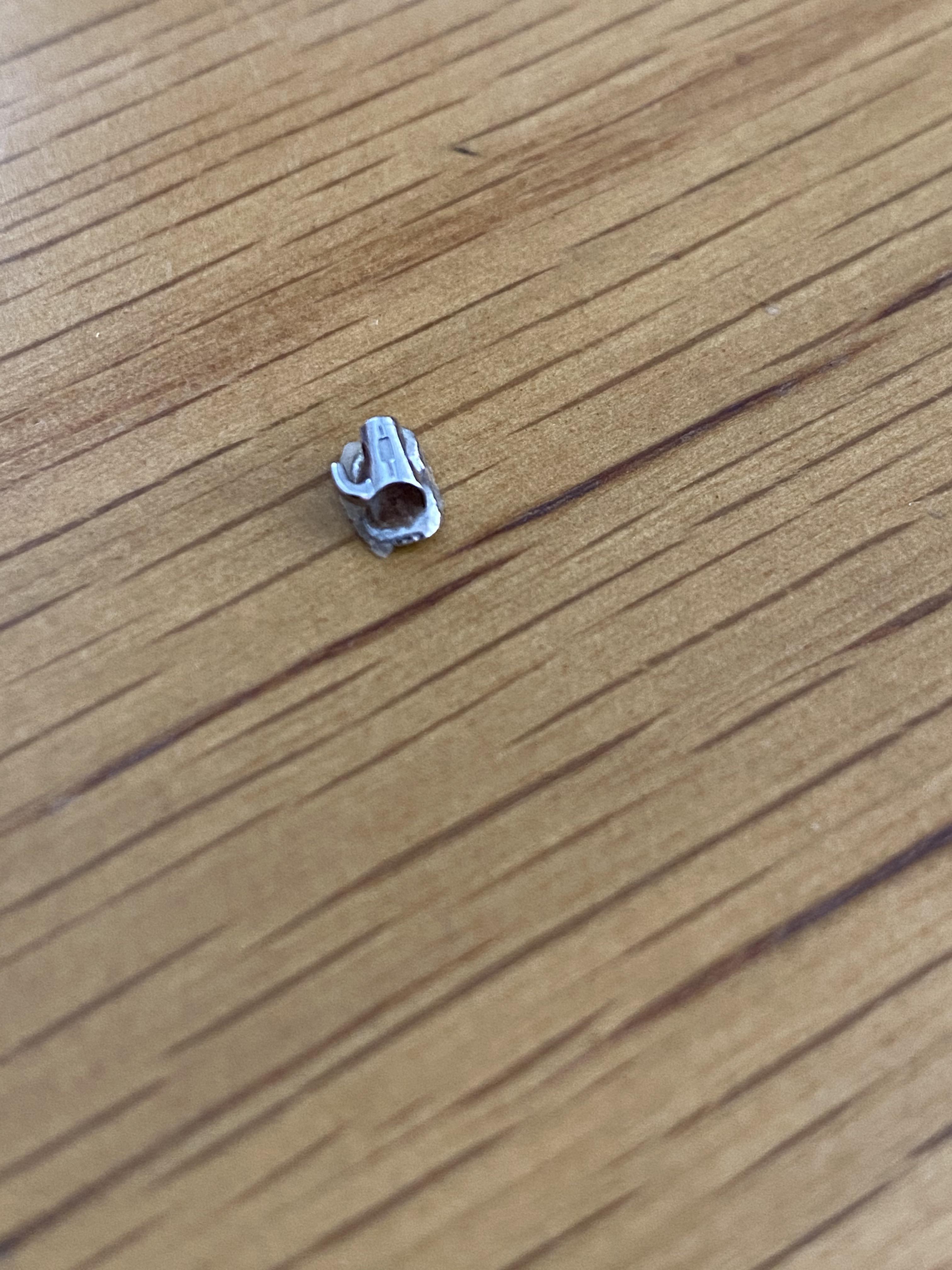 Last back bracket of braces fallen off. Can you advise if this bracket