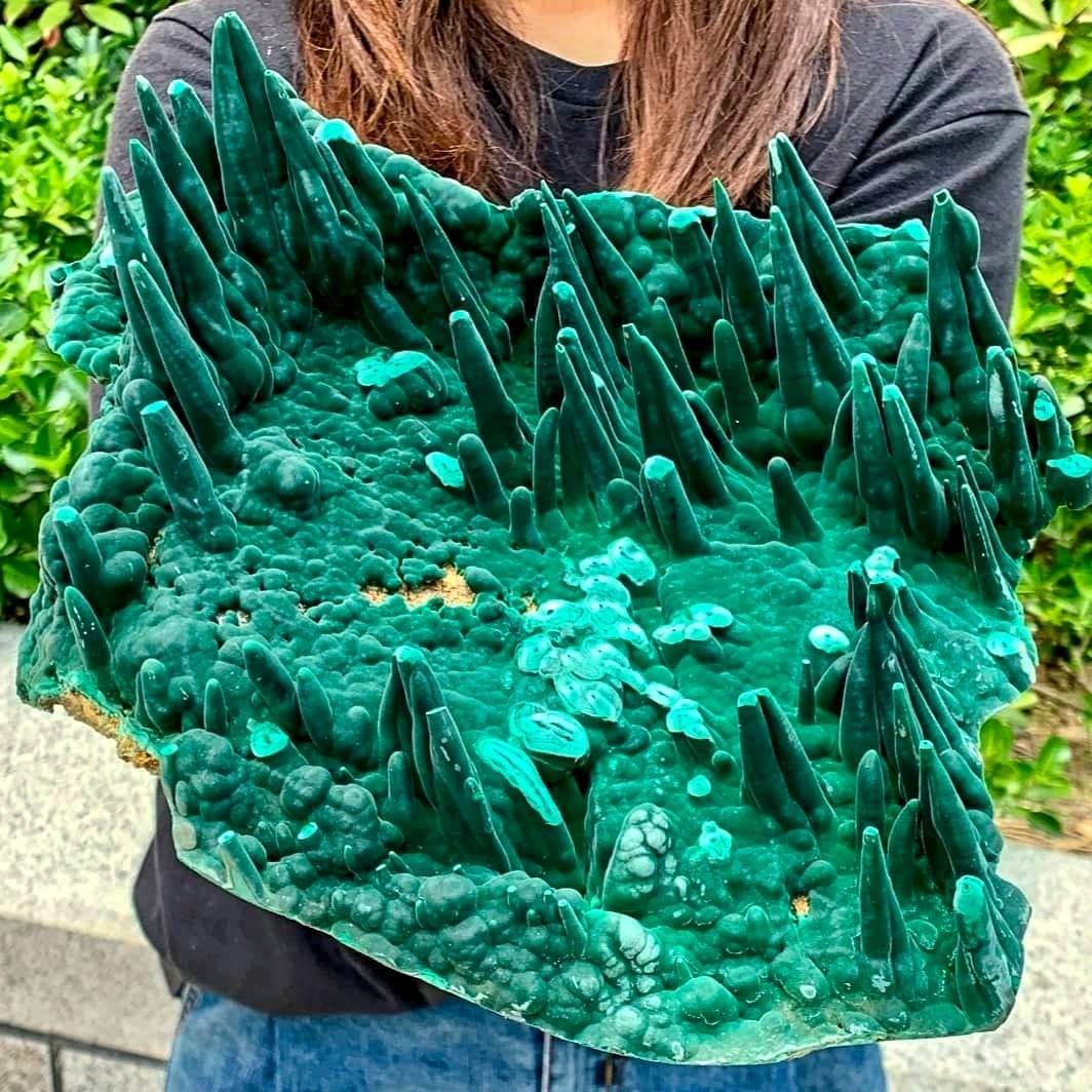 🔥 this incredible piece of velvet malachite with stalactites from the