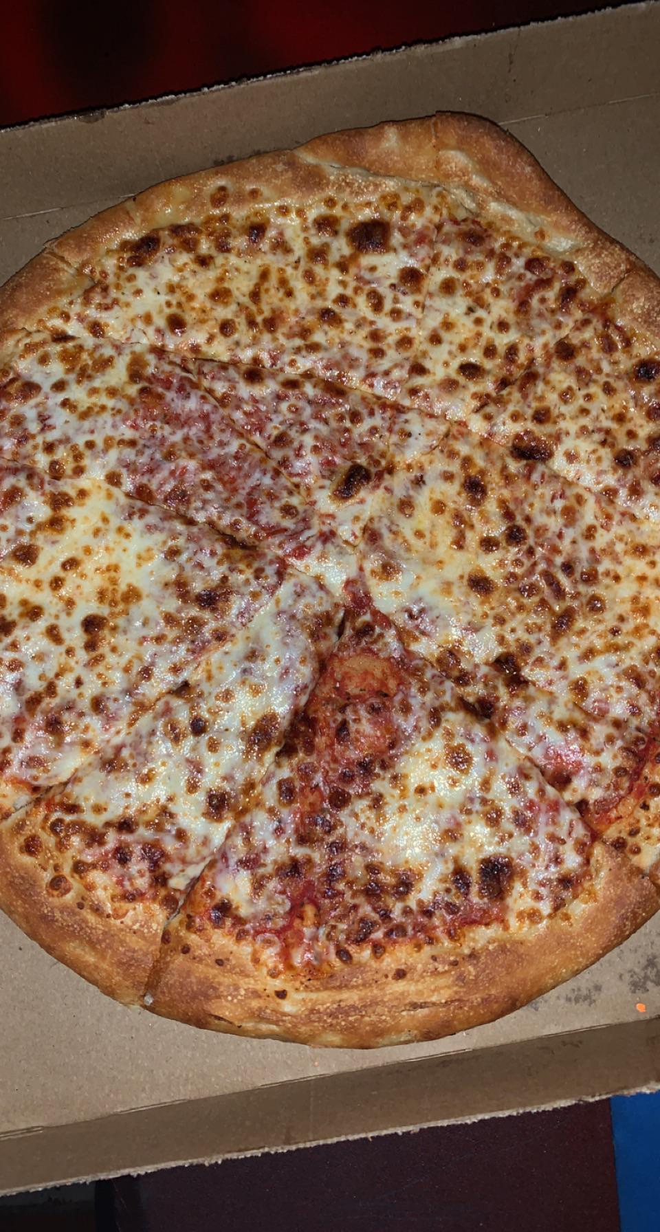 How do you mess up cutting a pizza r/shittyfoodporn