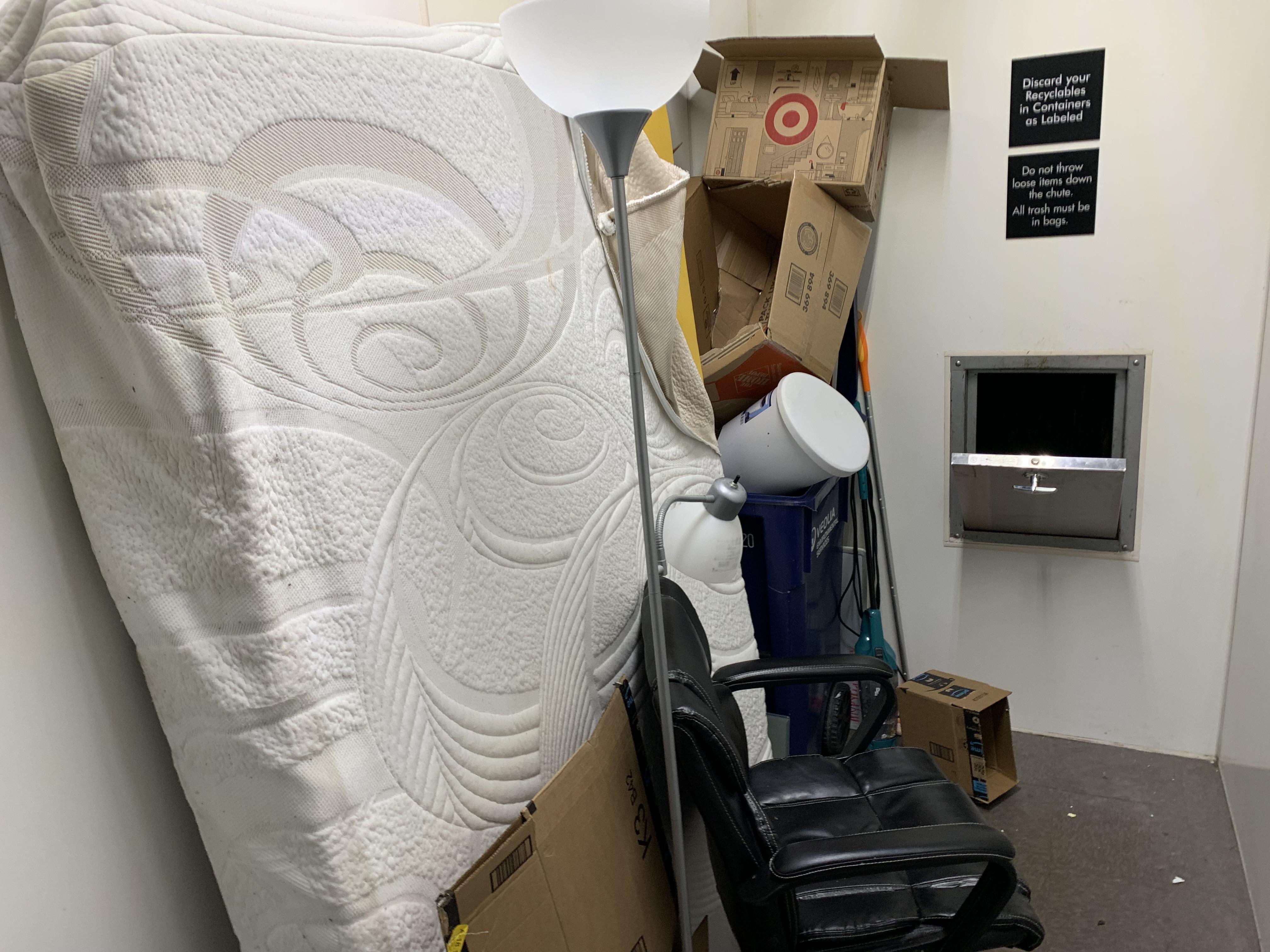 People that leave the trash chute room like this r/mildlyinfuriating