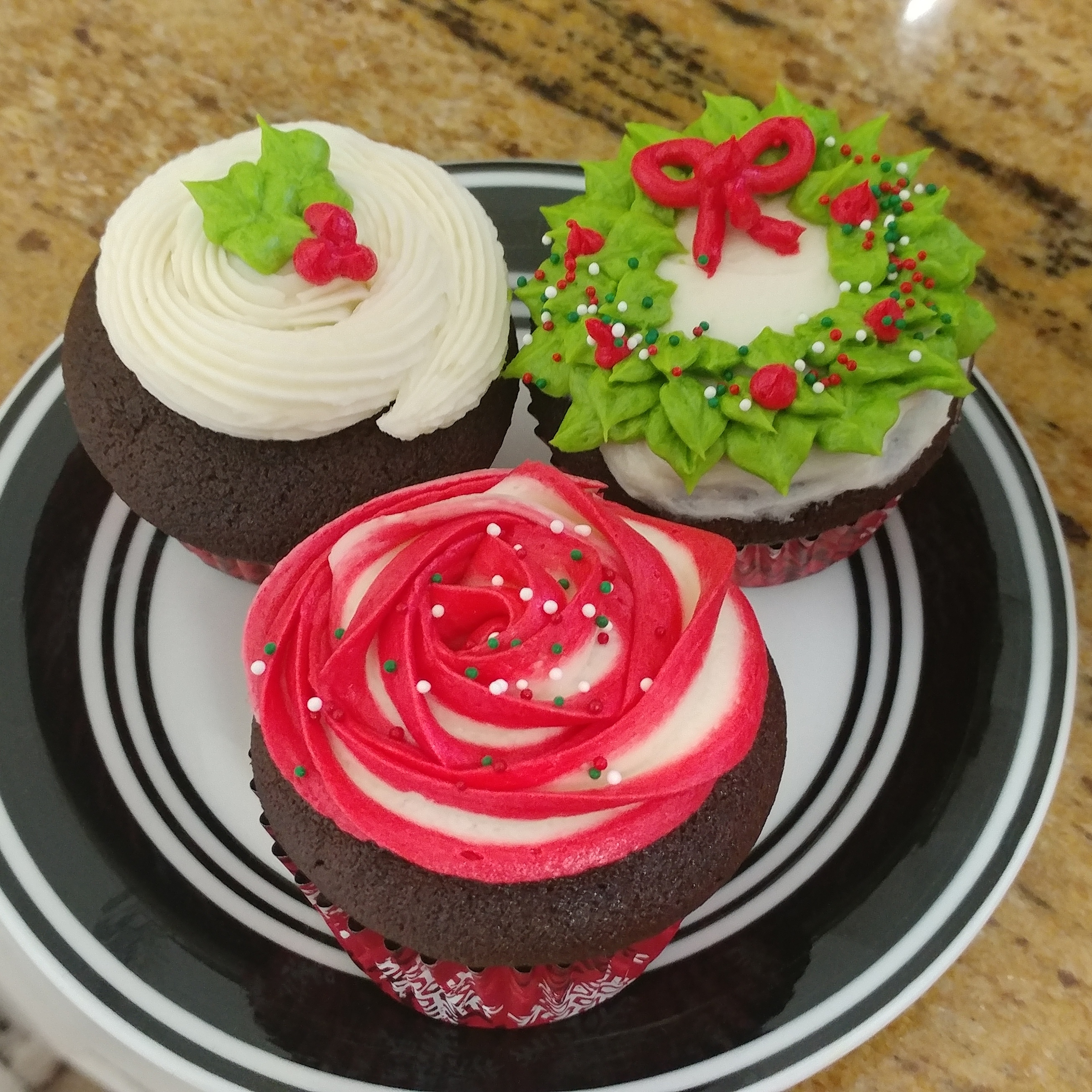 I made holiday cupcakes! Chocolate with peppermint buttercream. r/Baking