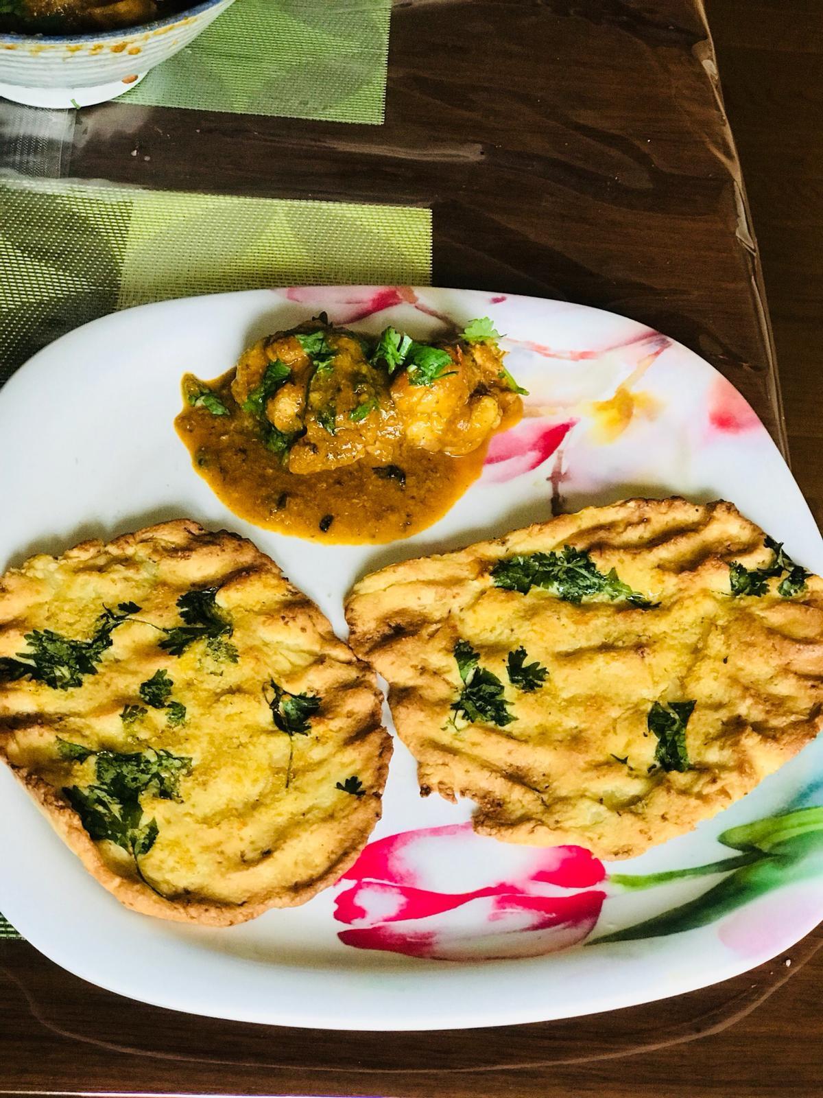 Keto recipe almond flour garlic naan with chicken tikka masala. r