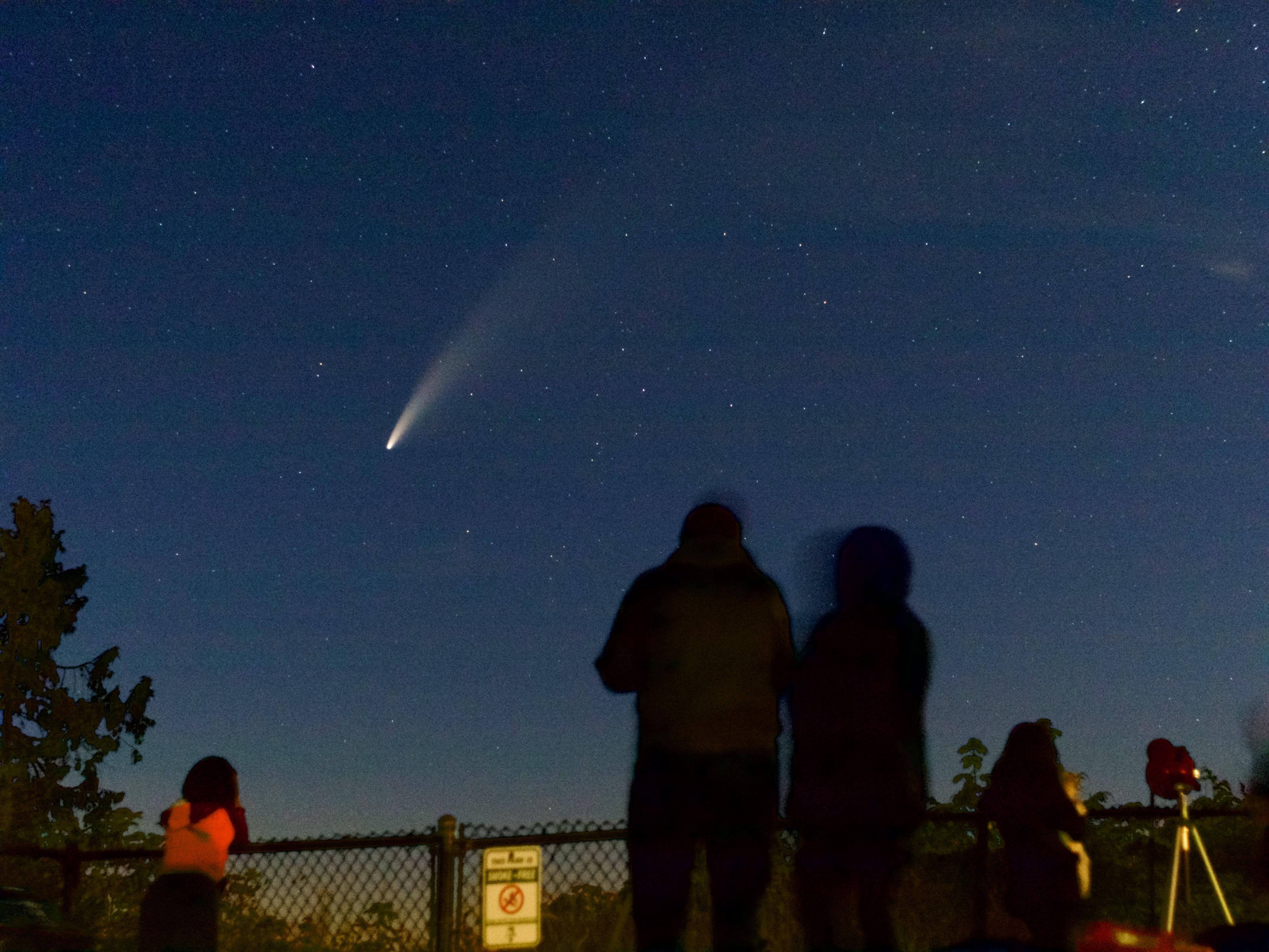 Go see the comet tonight, starting about an hour after sunset, to the north northwest! r/Seattle