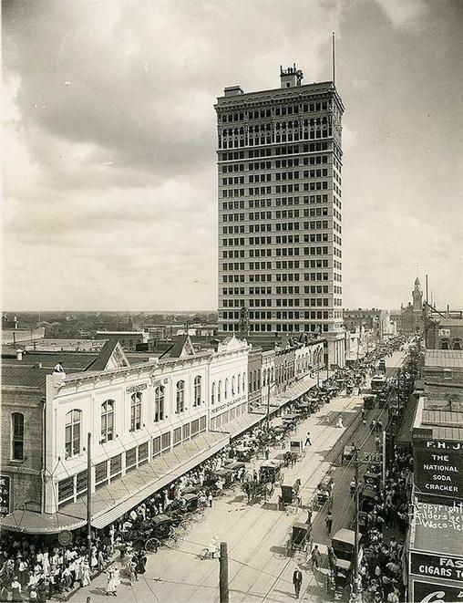 Looking down Austin Avenue in Waco. 1913 r/Waco