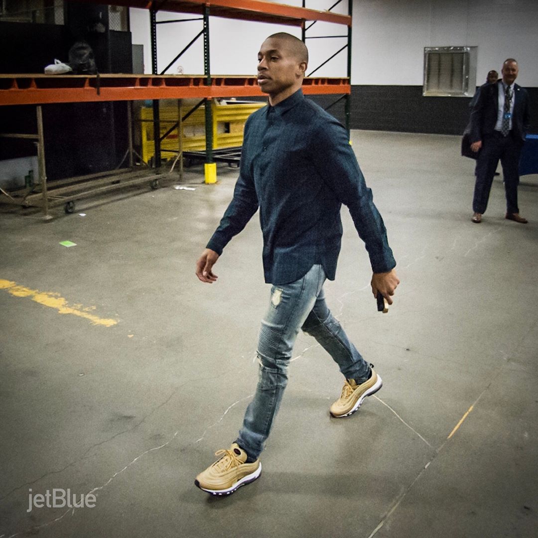 Isaiah Thomas rocking the air max 97 "Metallic Gold" before the Celtics