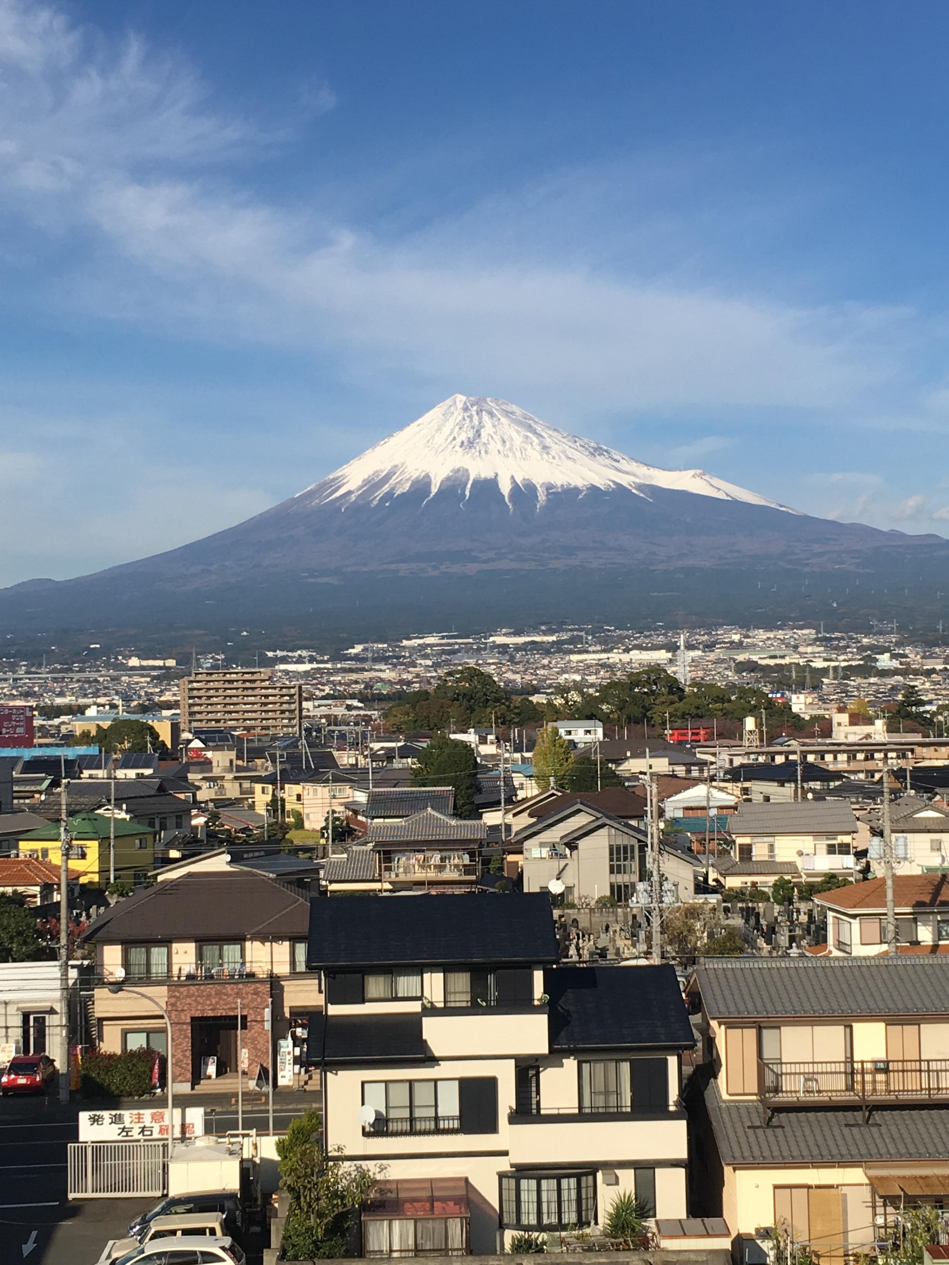 Mount Fuji over the town of Fuji r/japanpics