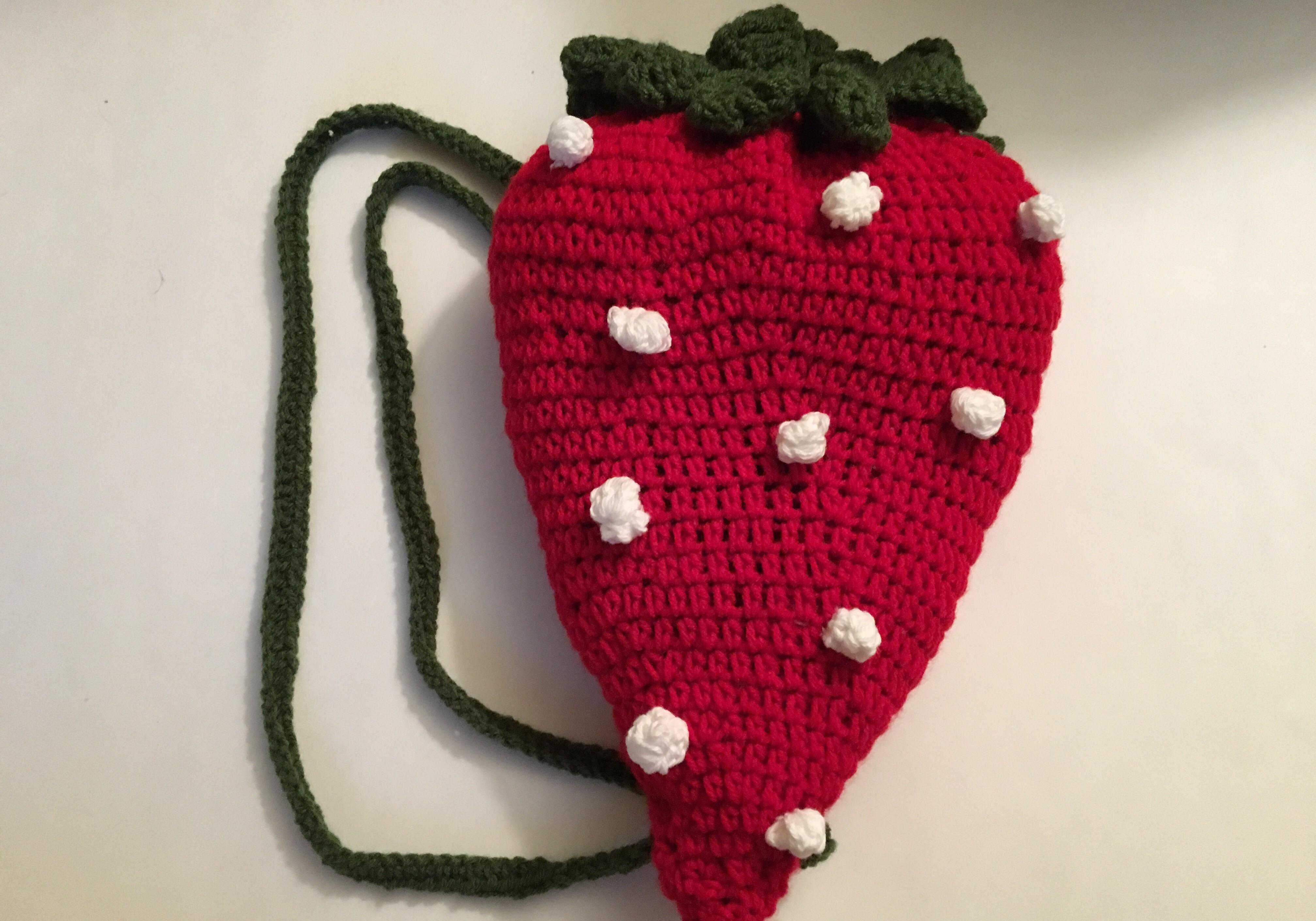 I've been on a fruit themed crochet binge 🍓 💕 made this strawberry drawstring backpack the other
