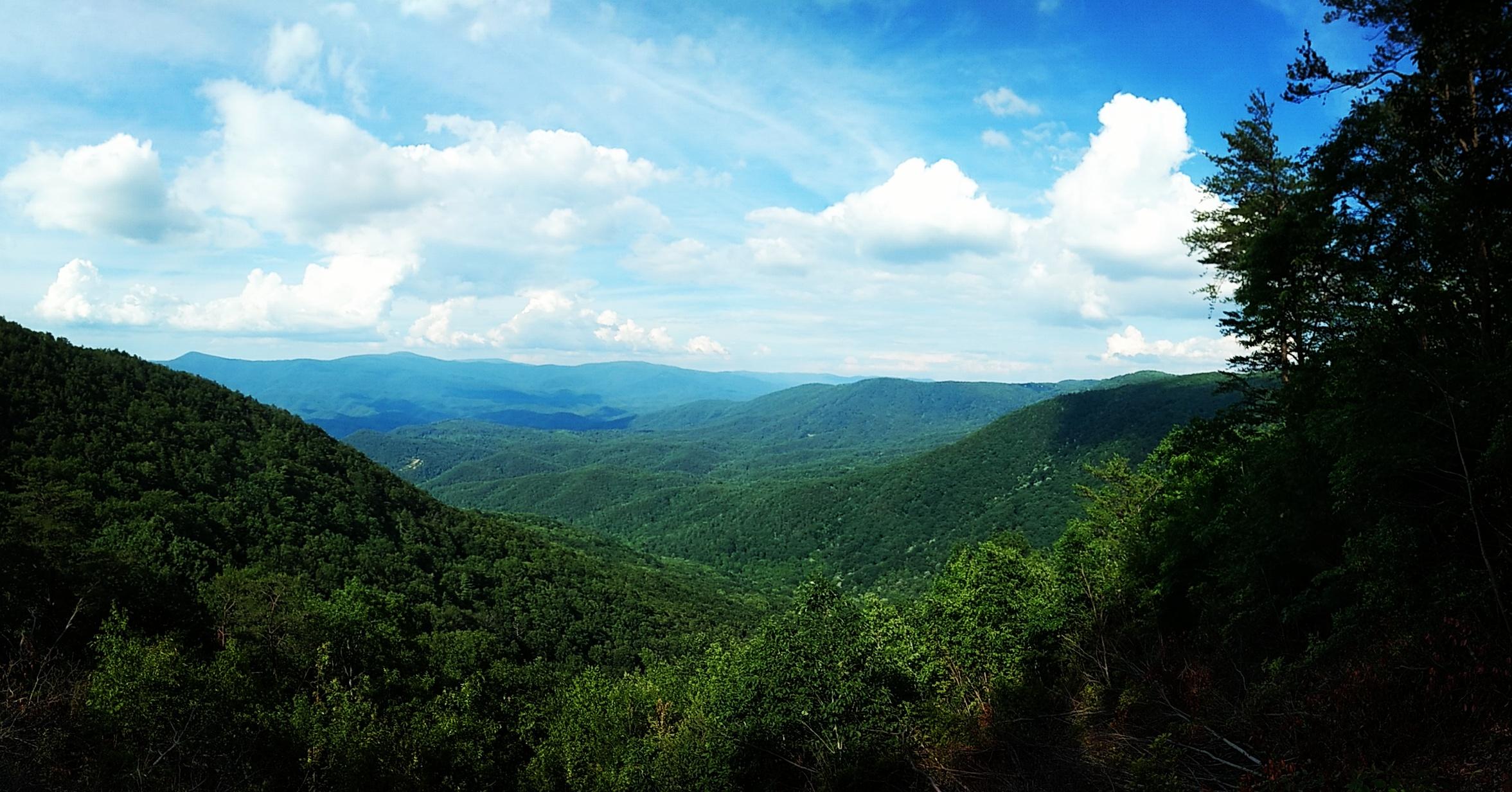 The Blue Ridge Mountains in [OC] [2353x1232]