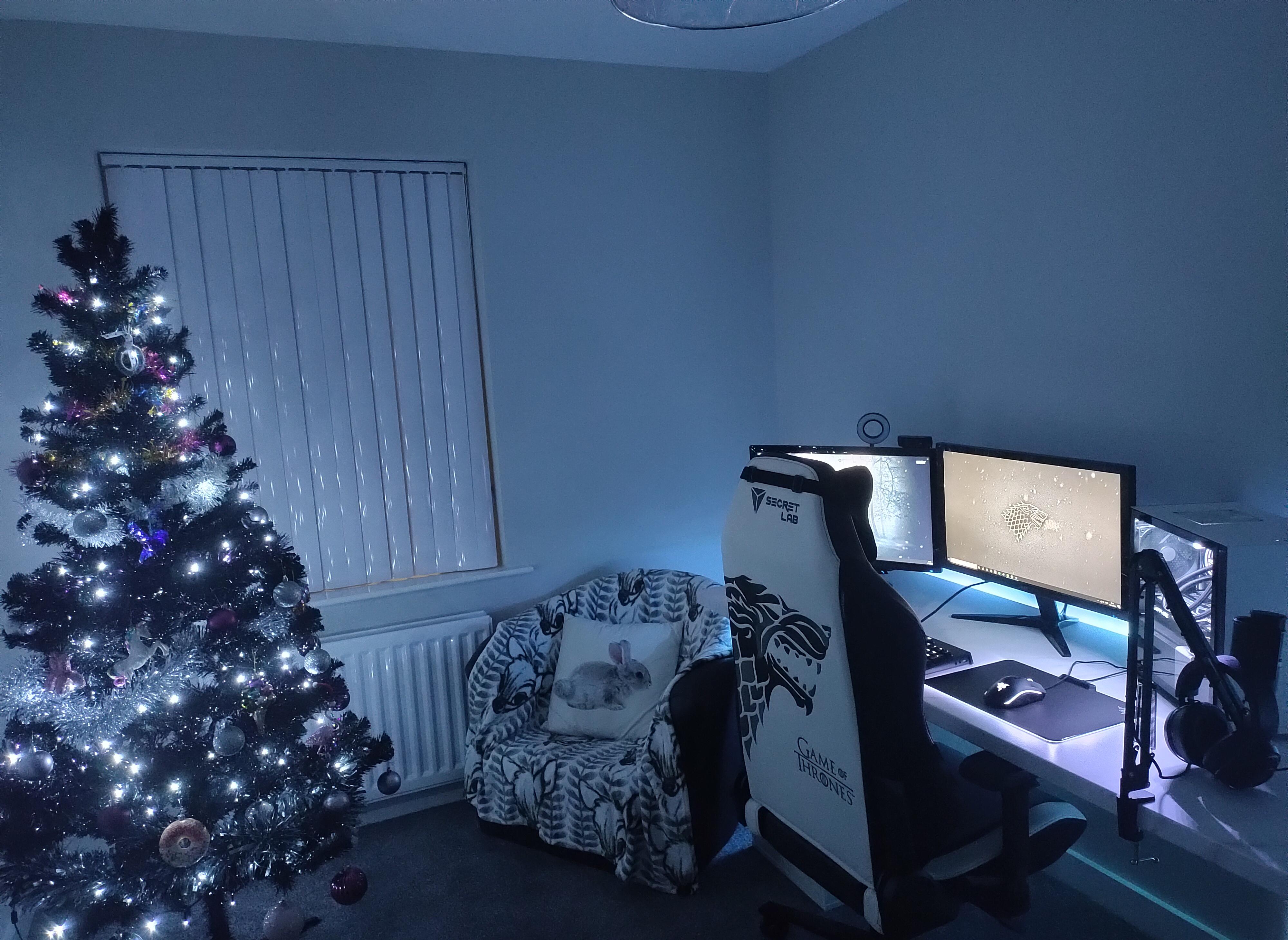 Christmas setup 🎄 r/battlestations