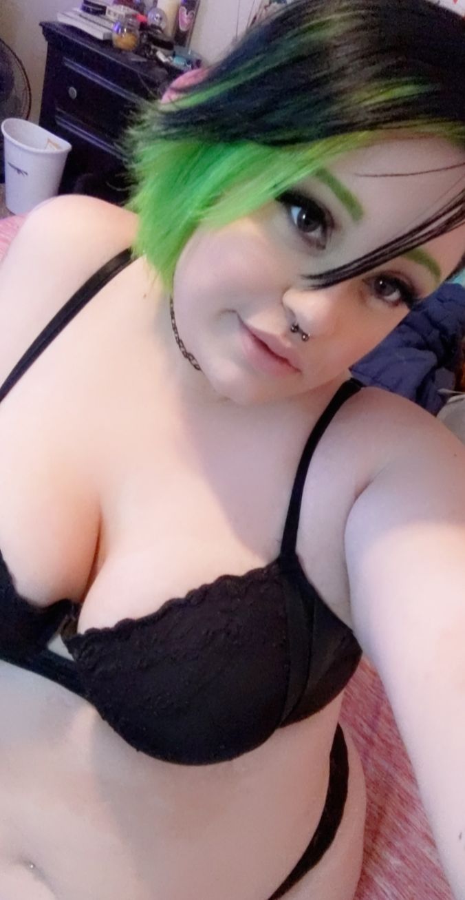 Gotta love chubby emo girls💚🖤 : emogirls