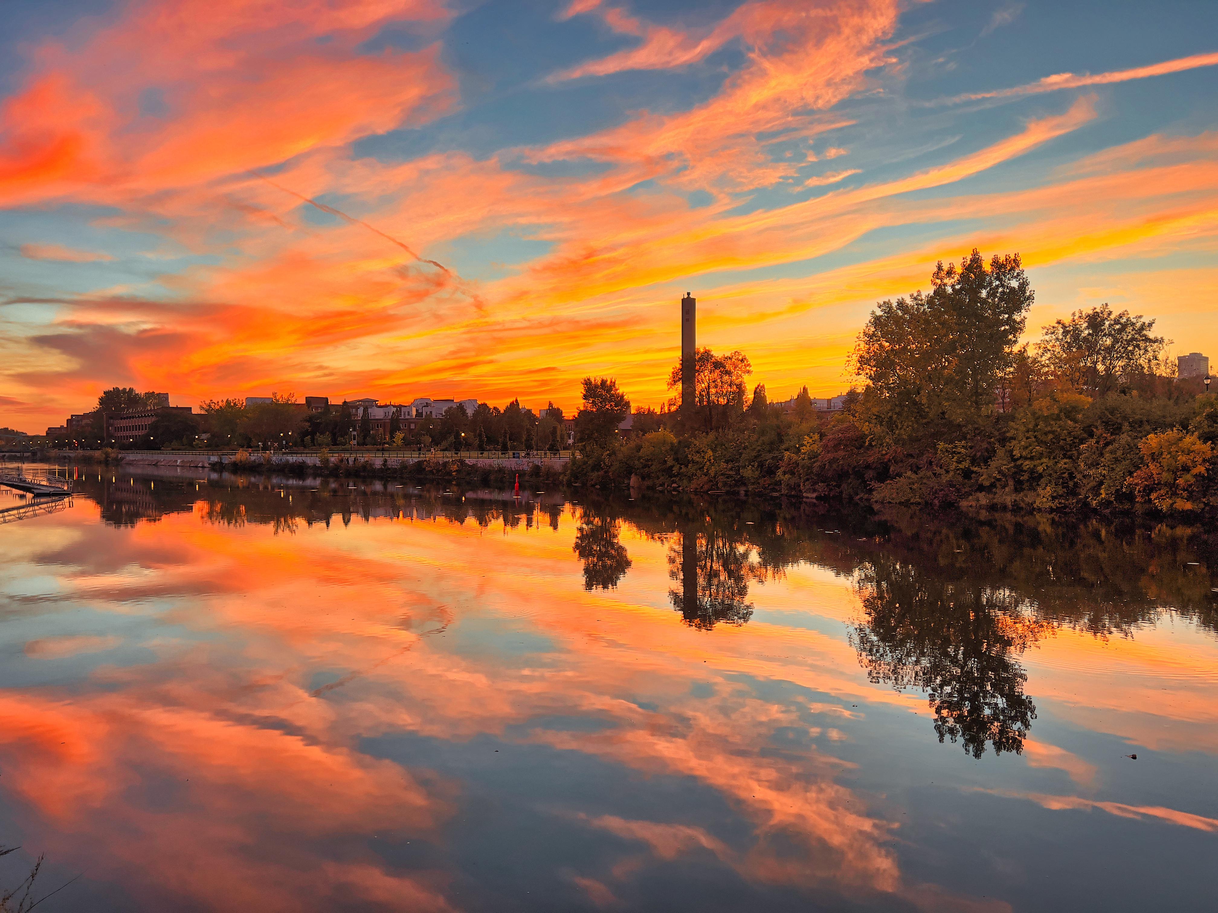 Coucher de soleil hier soir, le long du Canal Lachine r/montreal