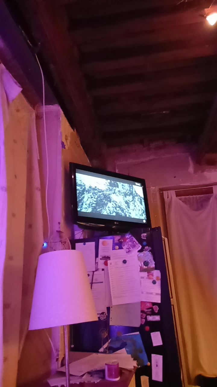 this tv is too high r/TVTooHigh