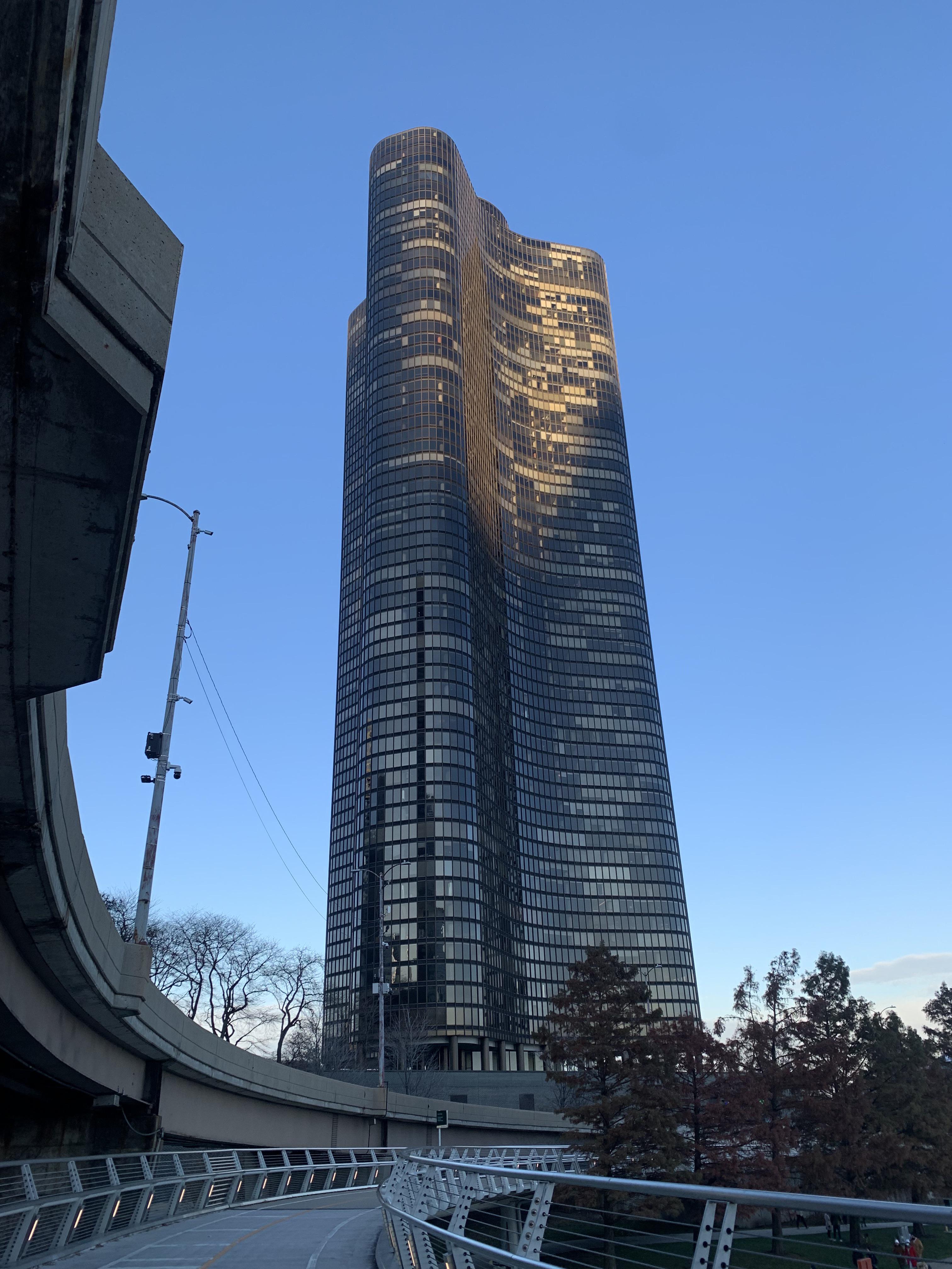 Lake Point Tower, Chicago [OC] r/ArchitecturePorn