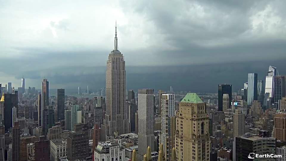 Massive shelf cloud rolling into NYC right now r/weather