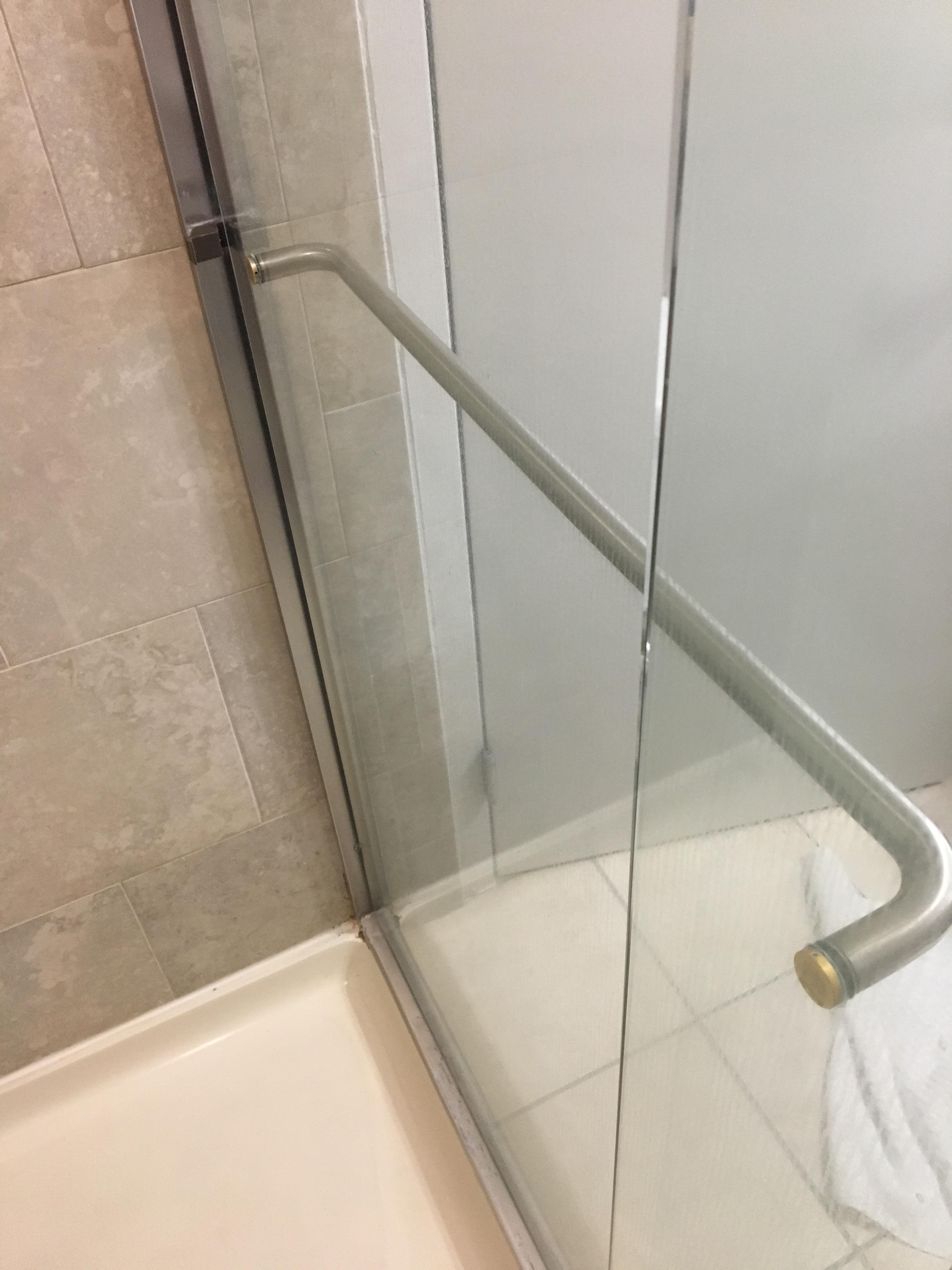 Trying to open or close the shower door in my hotel room r/CrappyDesign
