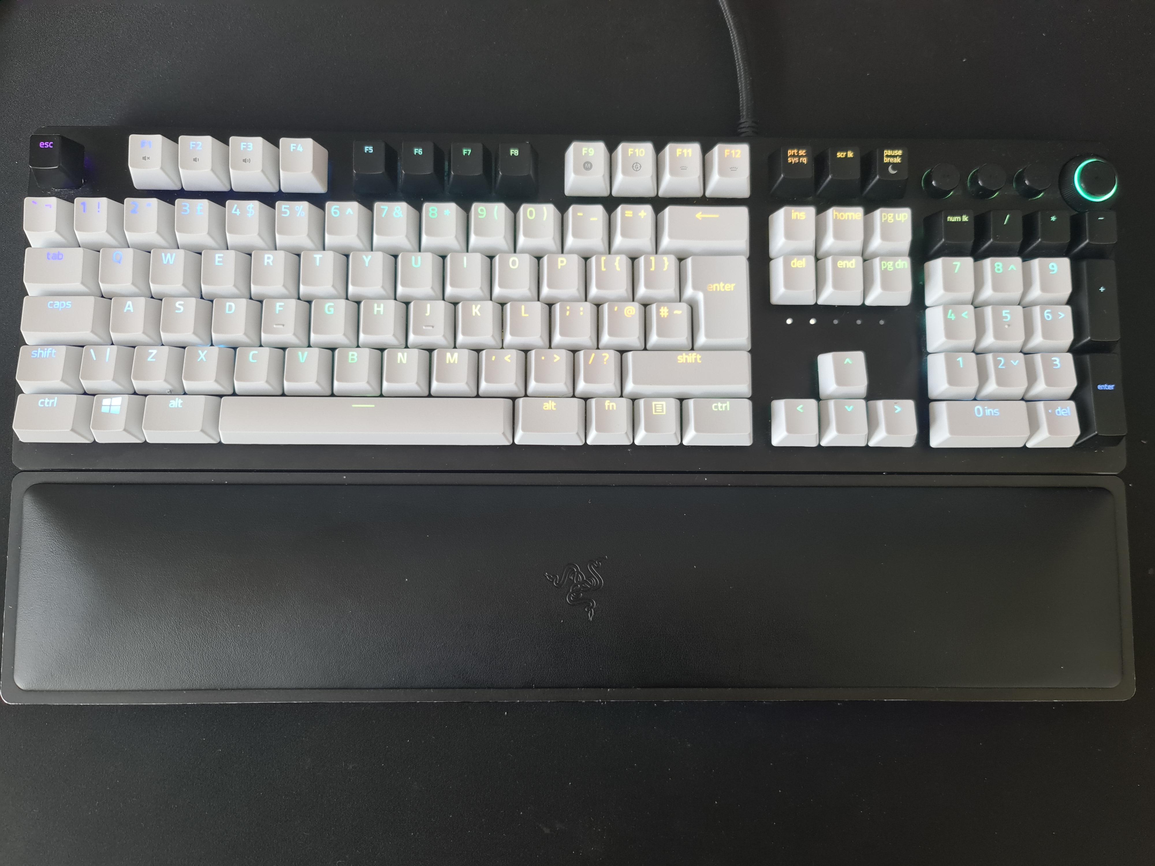 Huntsman Elite with white PBT Keycaps looks so good🤩 r/razer